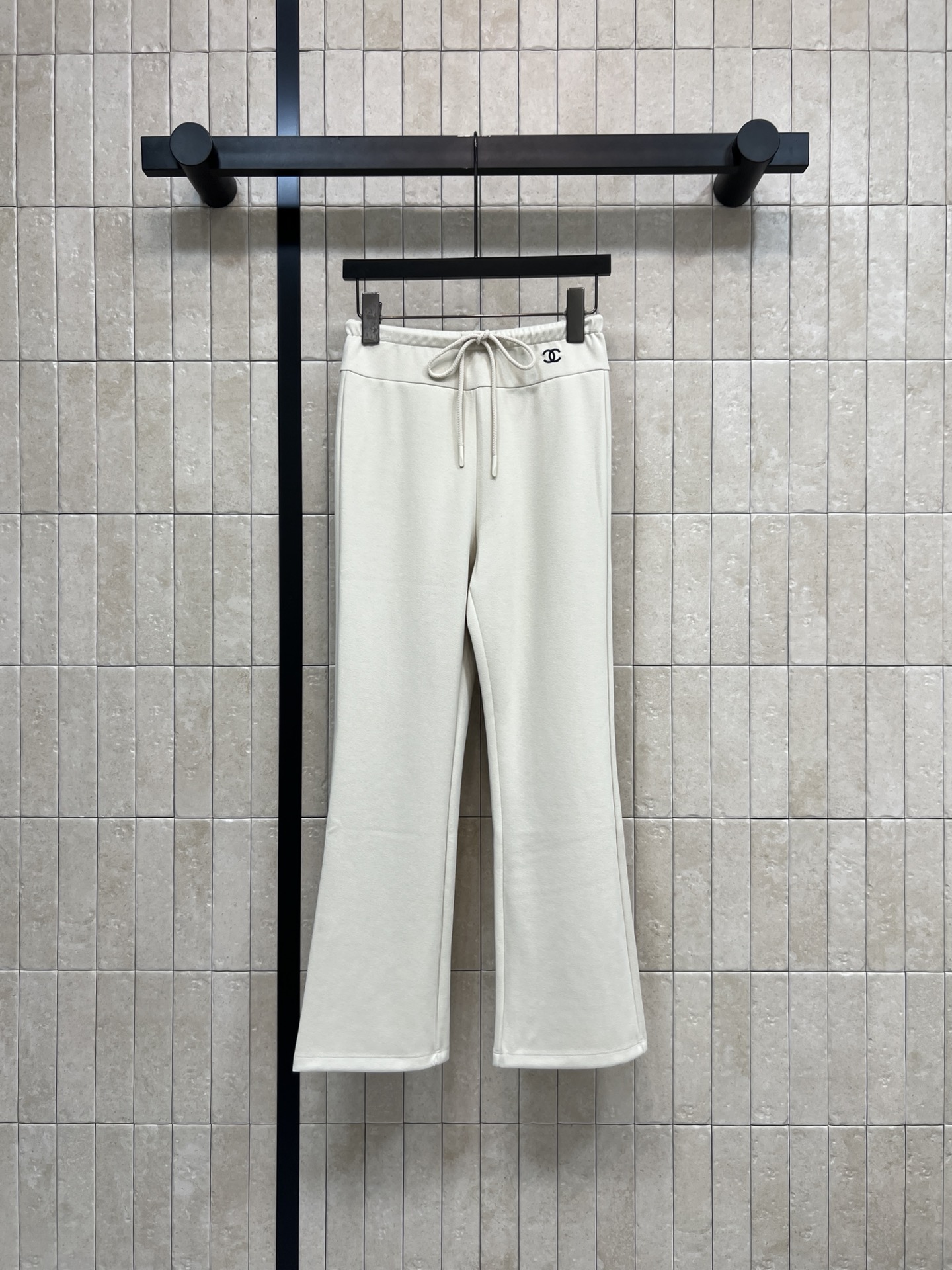 C家 26春夏新款 抽绳休闲阔腿裤 面料柔软亲肤又透气 春夏穿超舒服 高腰+抽绳设计 修饰腰线还很实用 