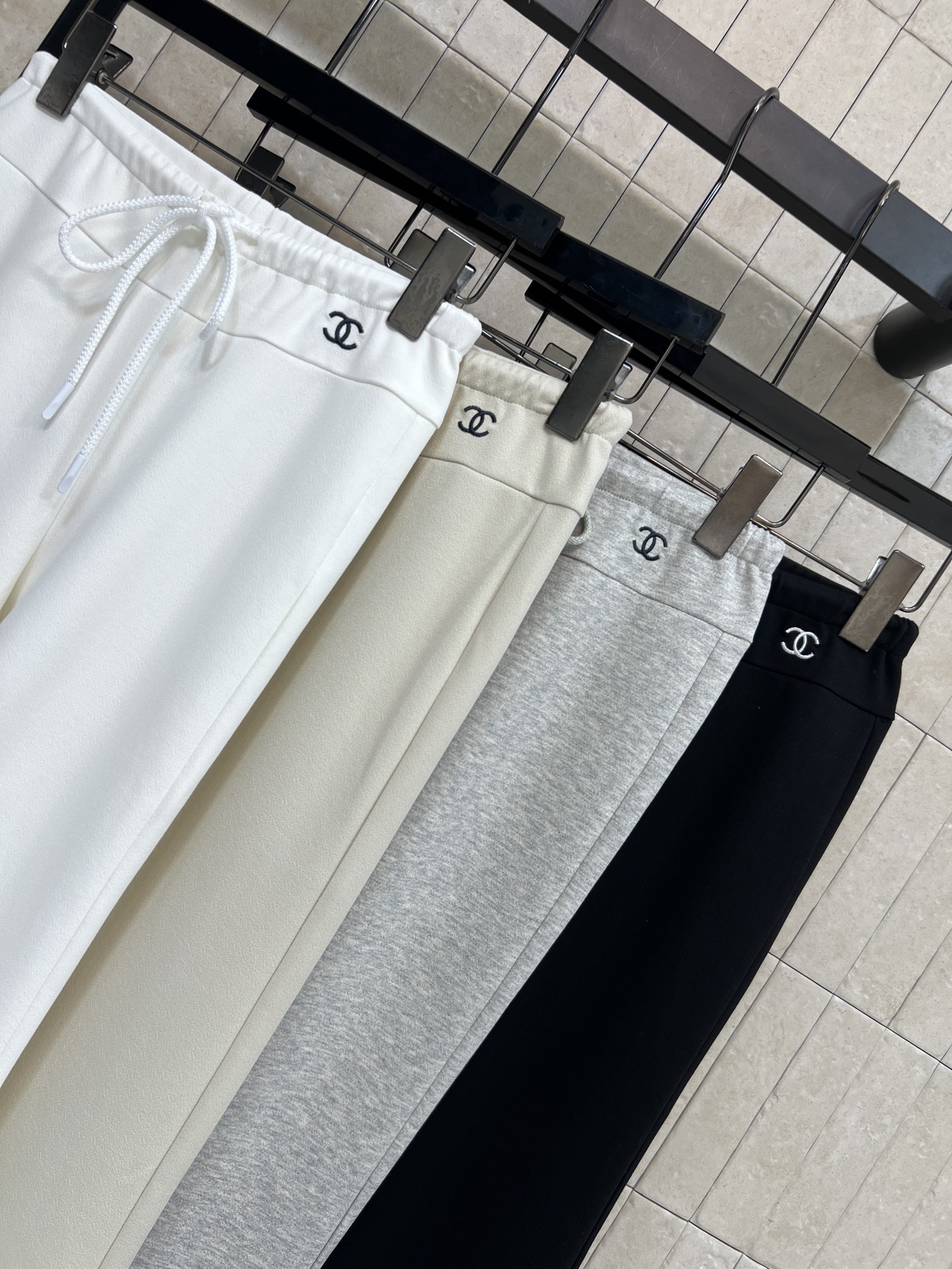 C家 26春夏新款 抽绳休闲阔腿裤 面料柔软亲肤又透气 春夏穿超舒服 高腰+抽绳设计 修饰腰线还很实用 