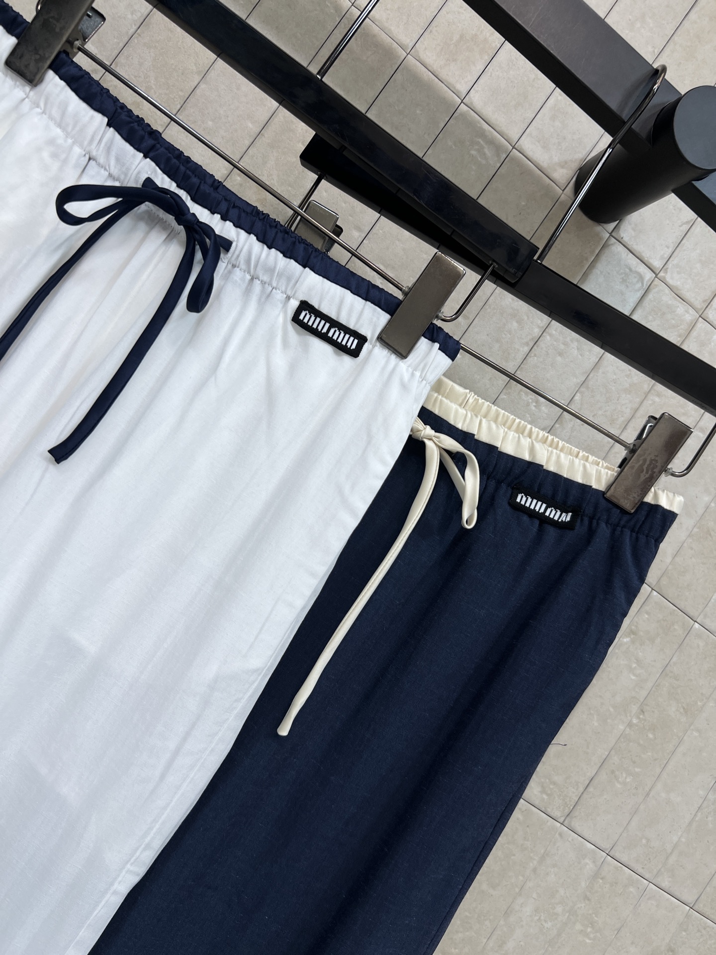 MIU家 26春夏新款 腰头拼接阔腿裤 采用轻薄透气面料 面料垂感好 不易起皱 高腰松紧抽绳 修饰腰线又