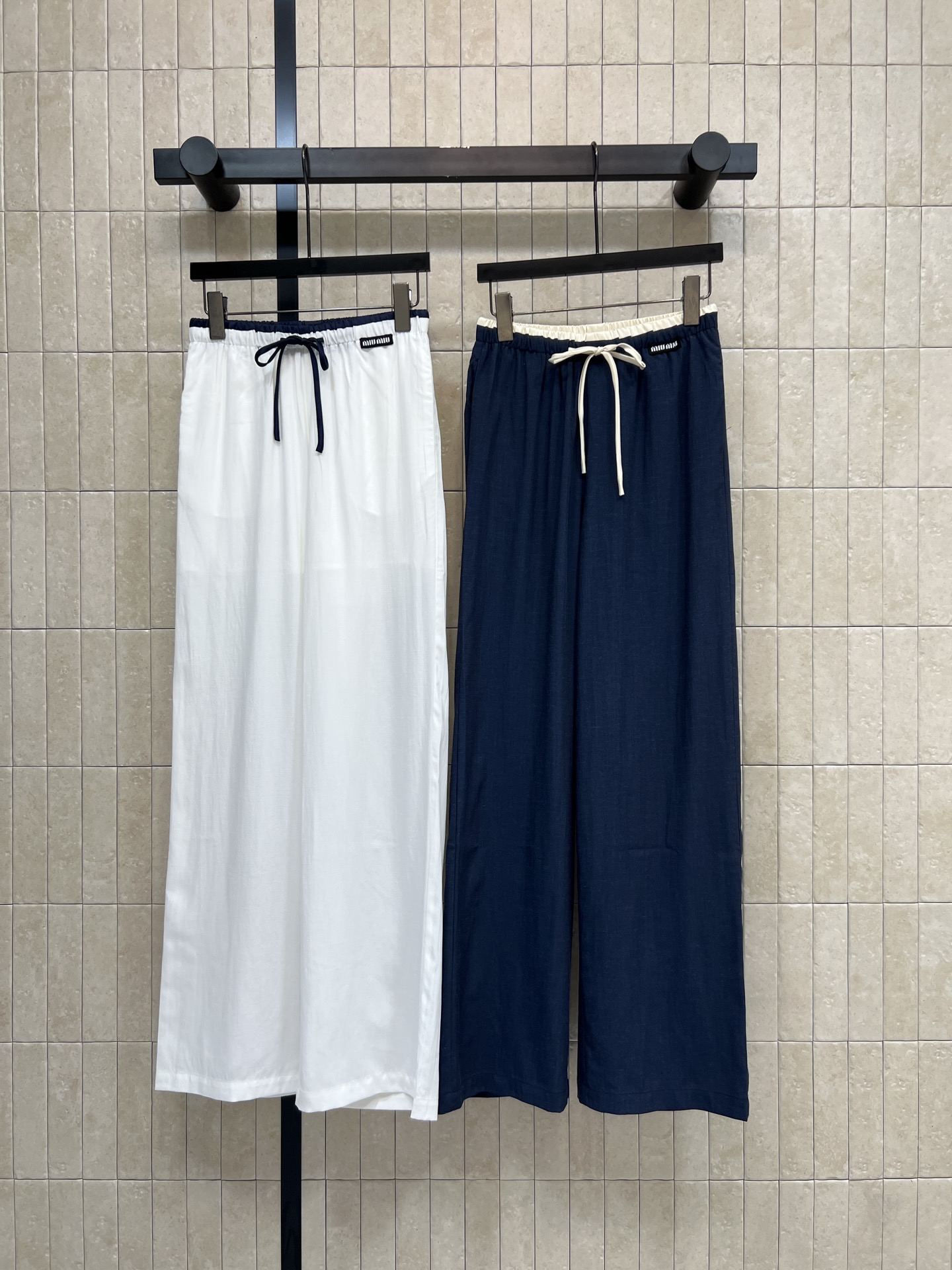 MIU家 26春夏新款 腰头拼接阔腿裤 采用轻薄透气面料 面料垂感好 不易起皱 高腰松紧抽绳 修饰腰线又