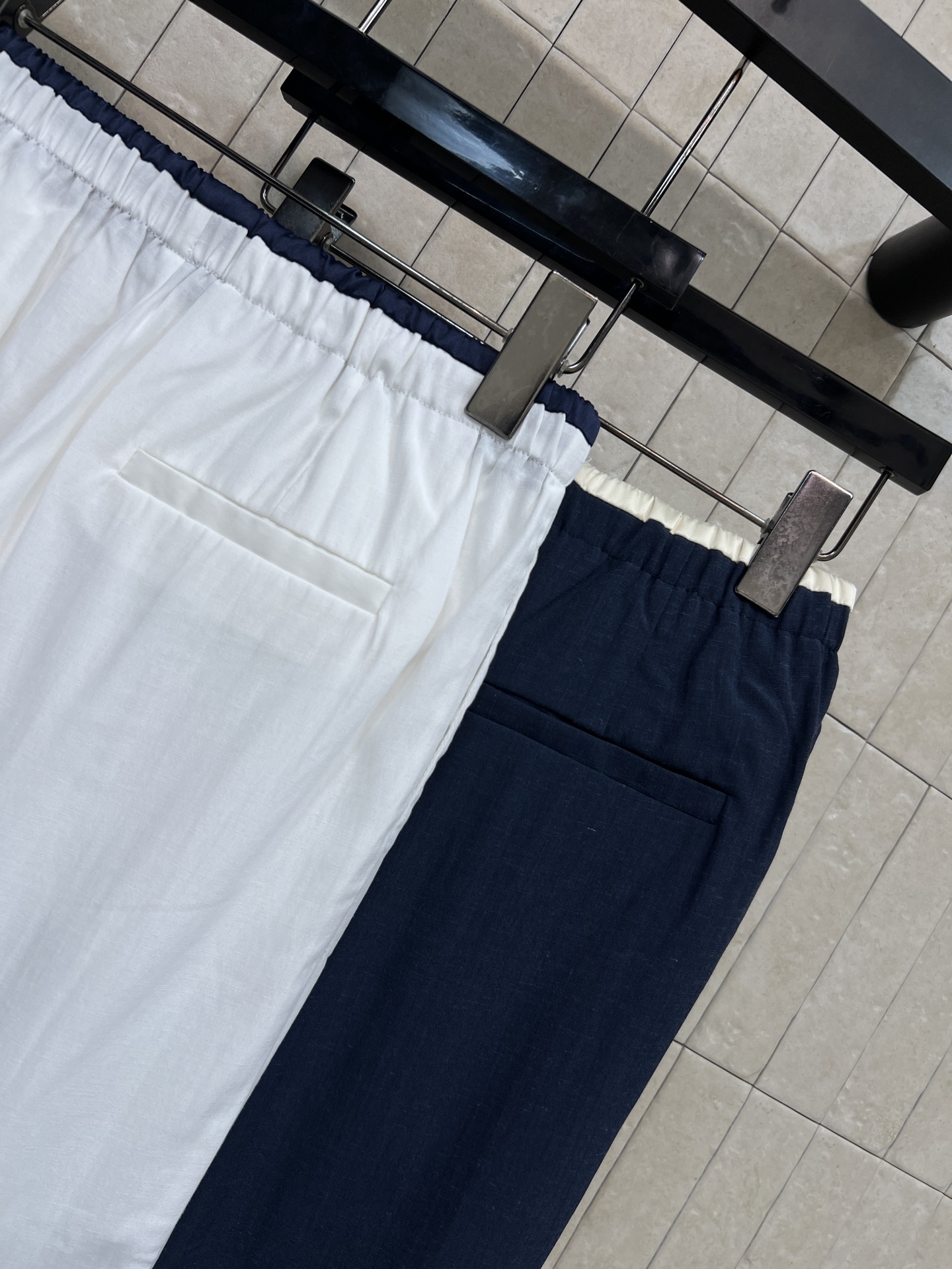 MIU家 26春夏新款 腰头拼接阔腿裤 采用轻薄透气面料 面料垂感好 不易起皱 高腰松紧抽绳 修饰腰线又