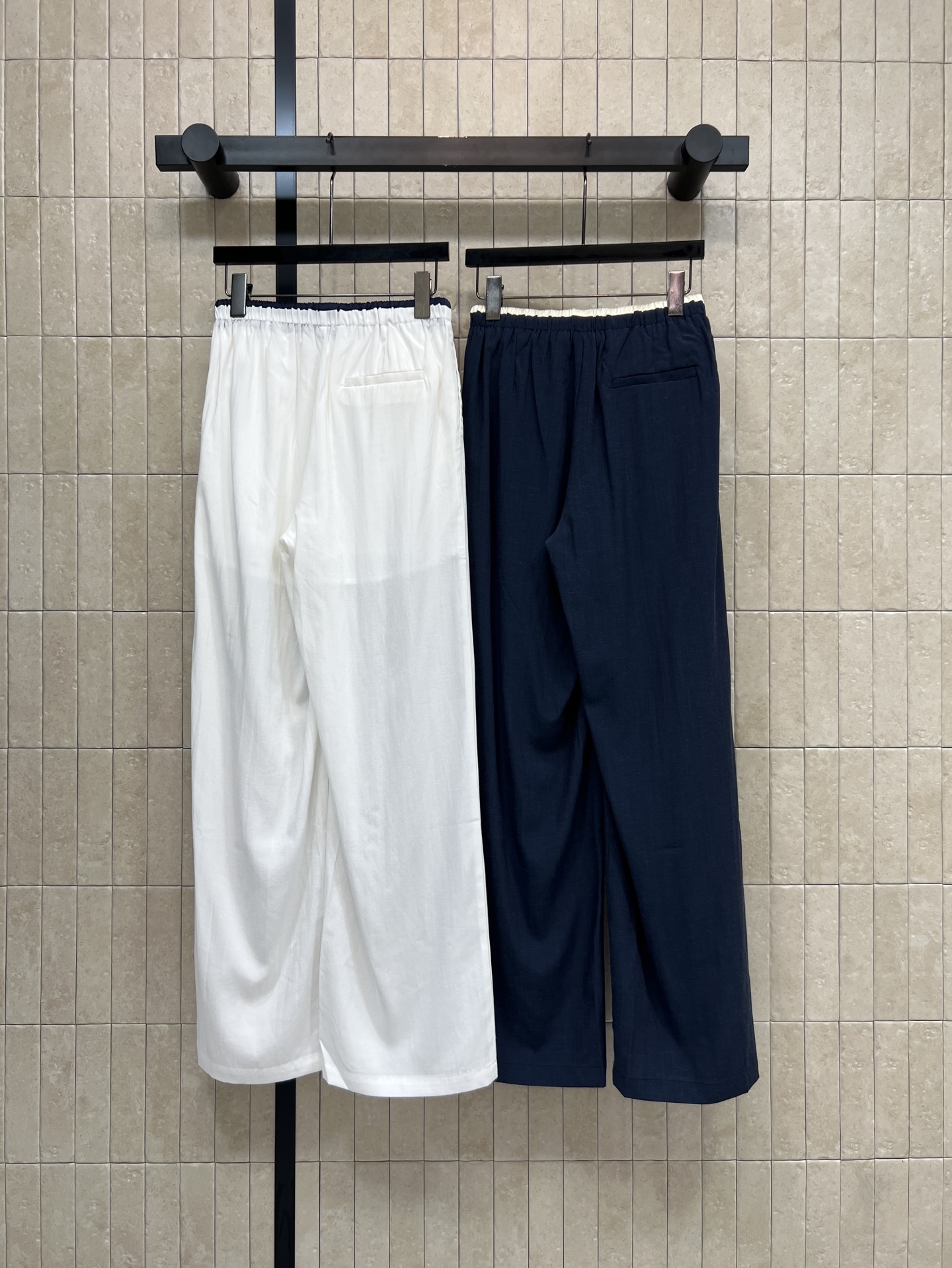 MIU家 26春夏新款 腰头拼接阔腿裤 采用轻薄透气面料 面料垂感好 不易起皱 高腰松紧抽绳 修饰腰线又