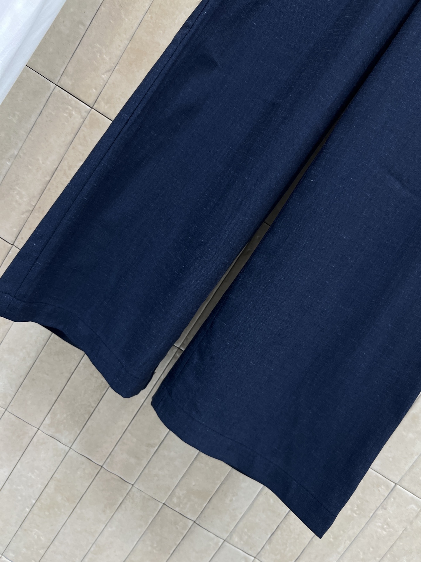 MIU家 26春夏新款 腰头拼接阔腿裤 采用轻薄透气面料 面料垂感好 不易起皱 高腰松紧抽绳 修饰腰线又