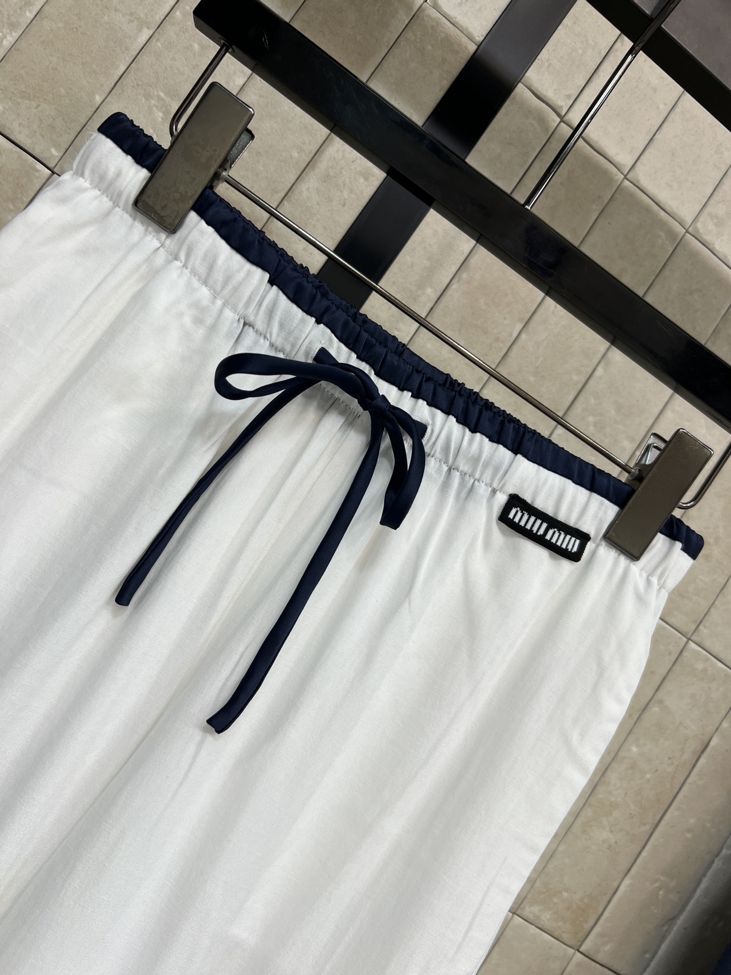 MIU家 26春夏新款 腰头拼接阔腿裤 采用轻薄透气面料 面料垂感好 不易起皱 高腰松紧抽绳 修饰腰线又