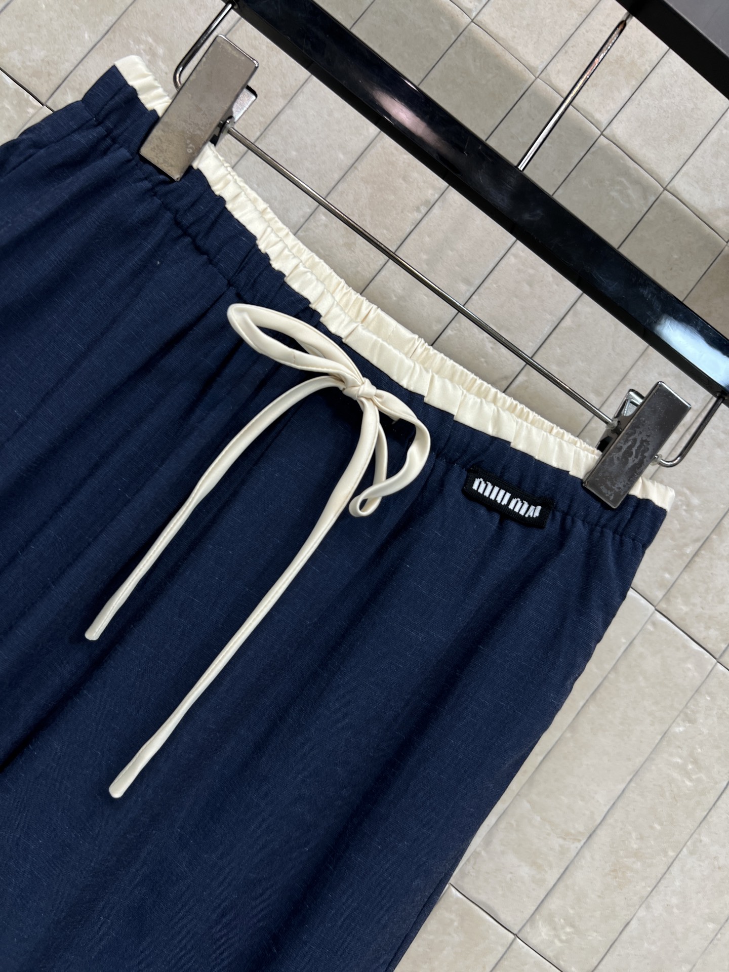 MIU家 26春夏新款 腰头拼接阔腿裤 采用轻薄透气面料 面料垂感好 不易起皱 高腰松紧抽绳 修饰腰线又