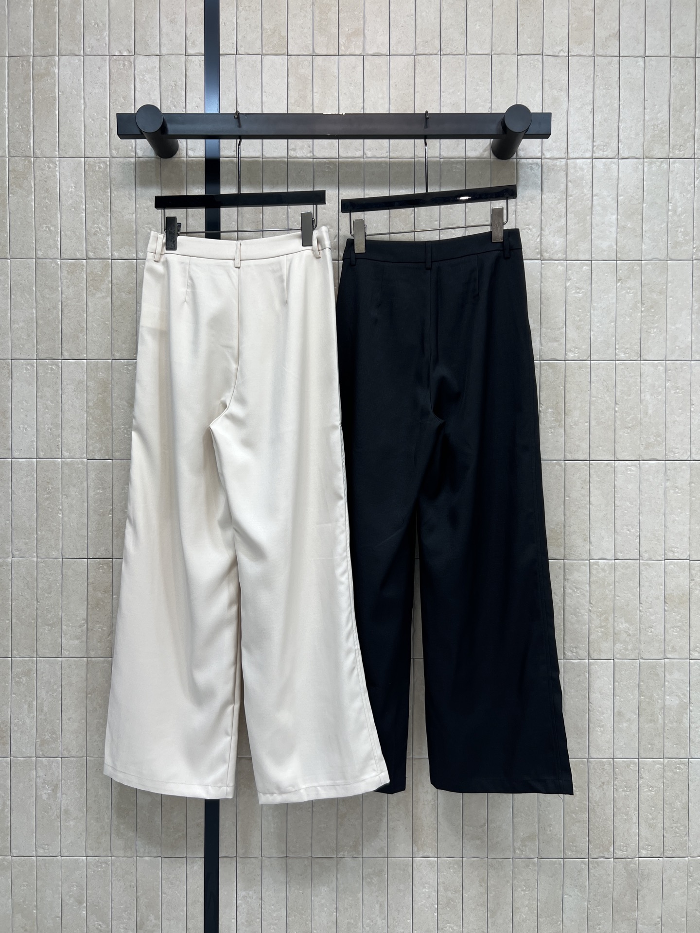 D家 26春夏新款 高腰休闲阔腿裤 宽松直筒版型 轻薄透气面料 裤身垂感满分 遮胯显瘦 侧边刺绣图案 细