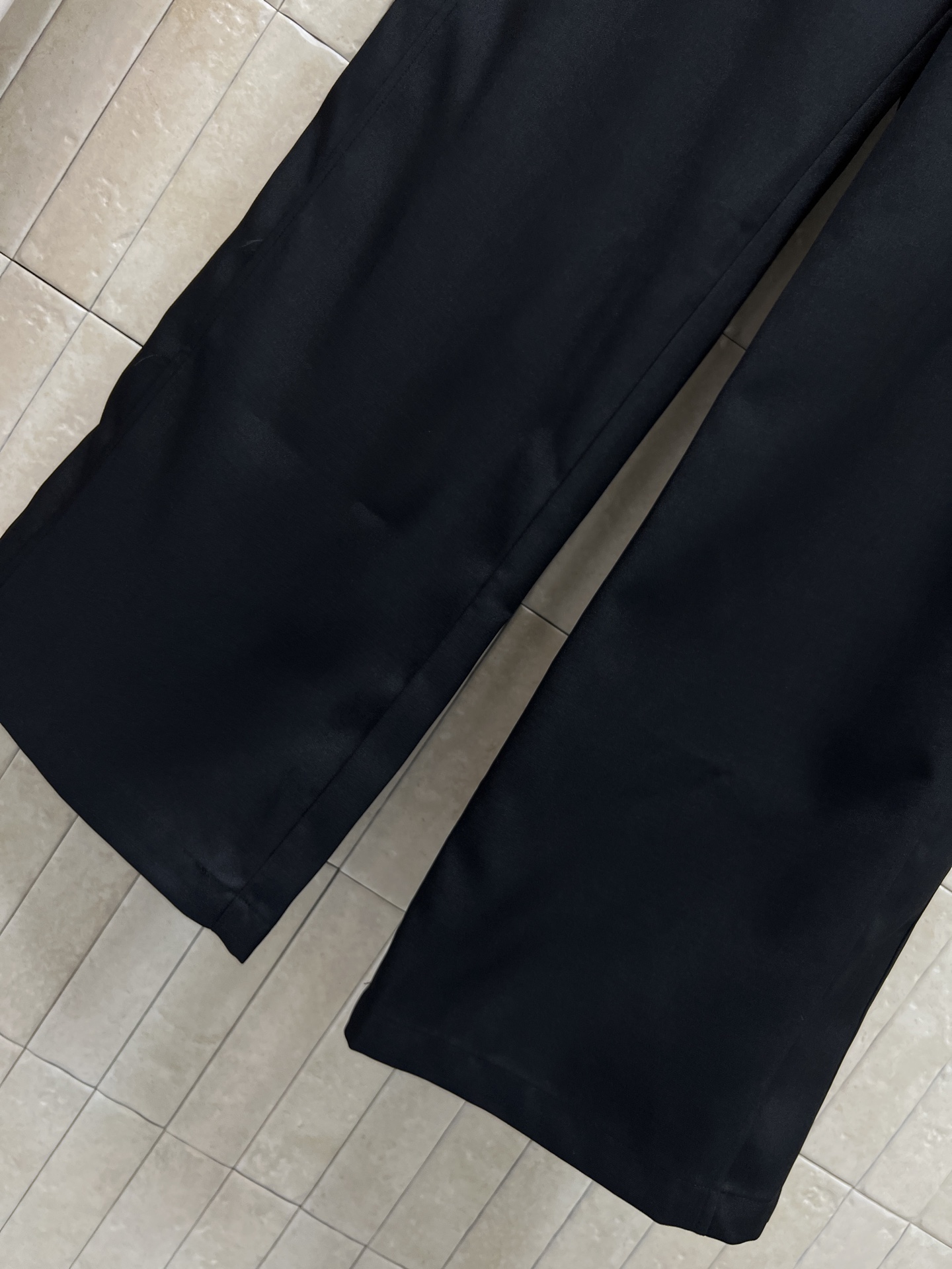 D家 26春夏新款 高腰休闲阔腿裤 宽松直筒版型 轻薄透气面料 裤身垂感满分 遮胯显瘦 侧边刺绣图案 细