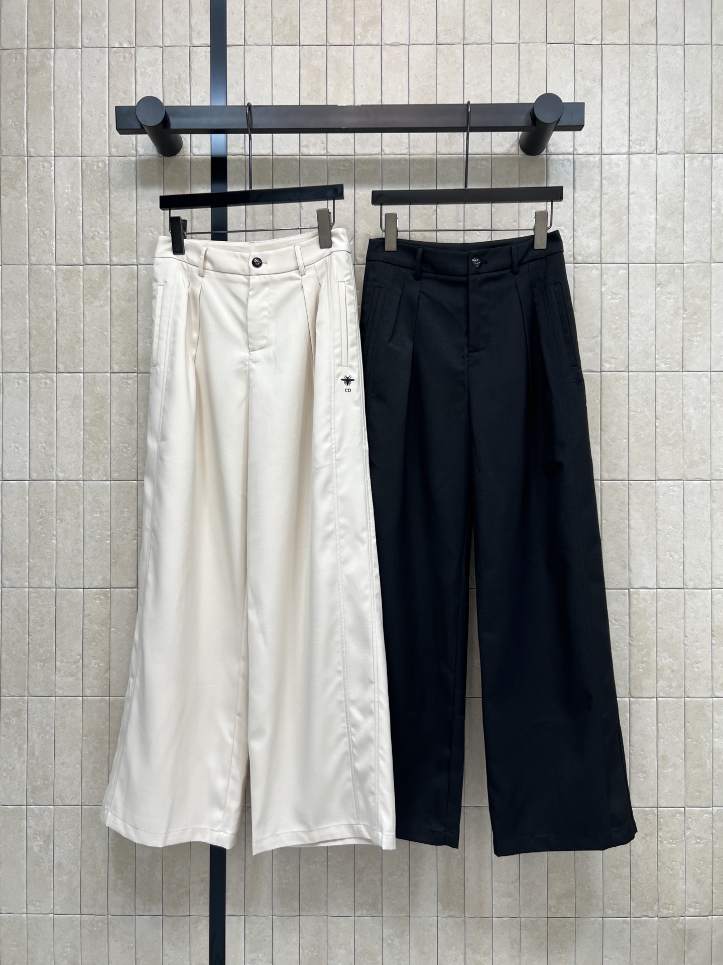 D家 26春夏新款 高腰休闲阔腿裤 宽松直筒版型 轻薄透气面料 裤身垂感满分 遮胯显瘦 侧边刺绣图案 细