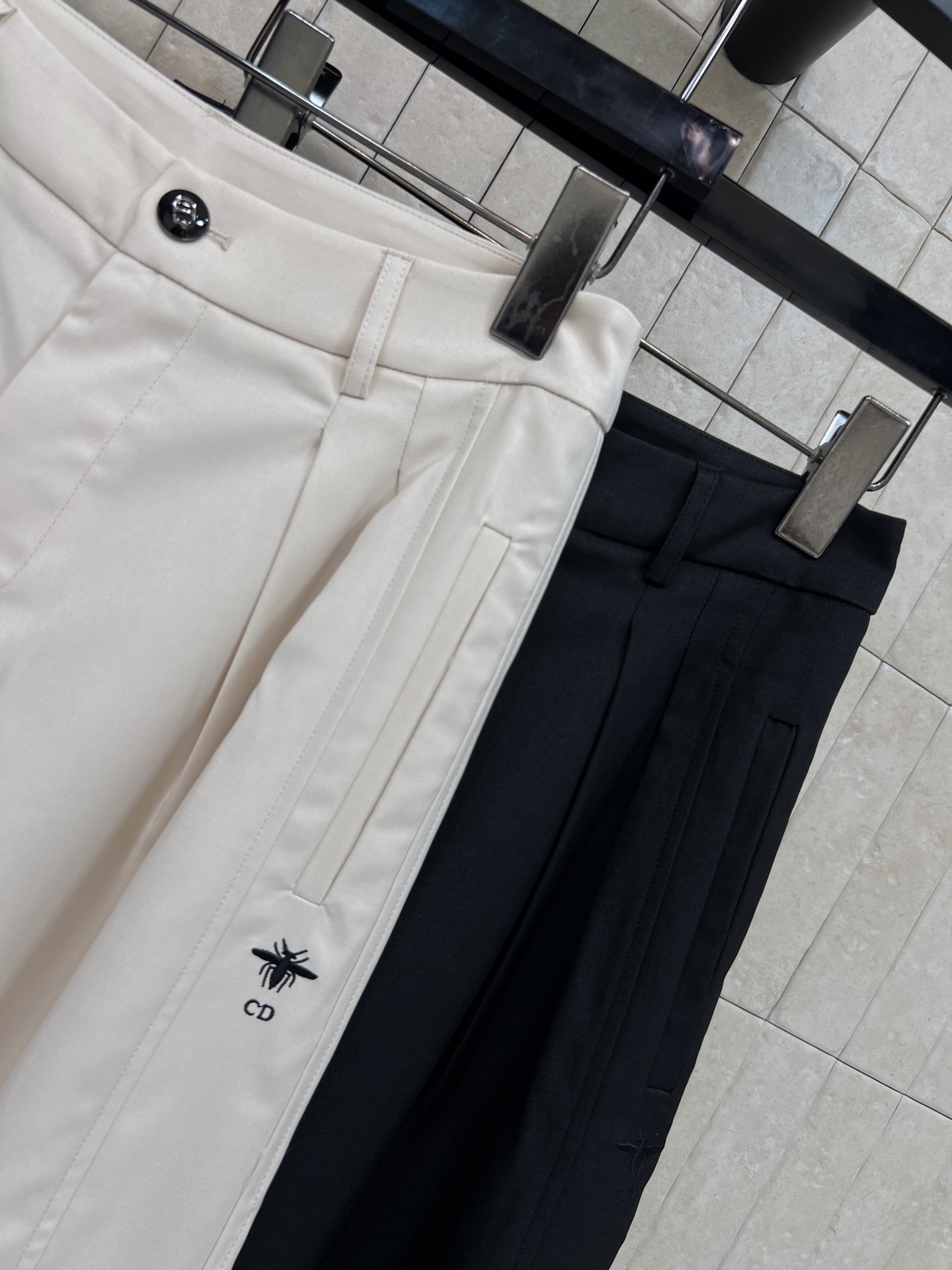 D家 26春夏新款 高腰休闲阔腿裤 宽松直筒版型 轻薄透气面料 裤身垂感满分 遮胯显瘦 侧边刺绣图案 细