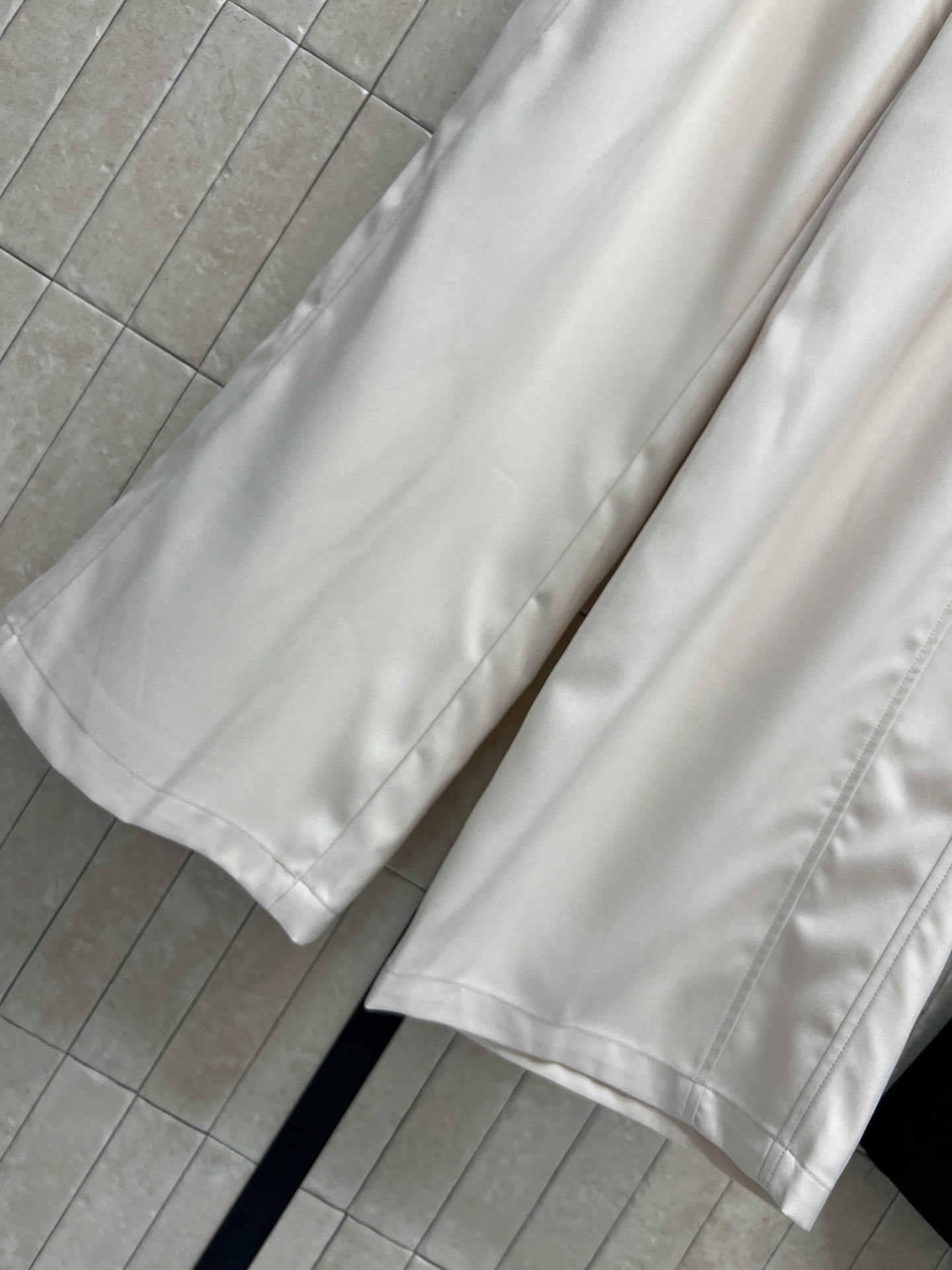 D家 26春夏新款 高腰休闲阔腿裤 宽松直筒版型 轻薄透气面料 裤身垂感满分 遮胯显瘦 侧边刺绣图案 细