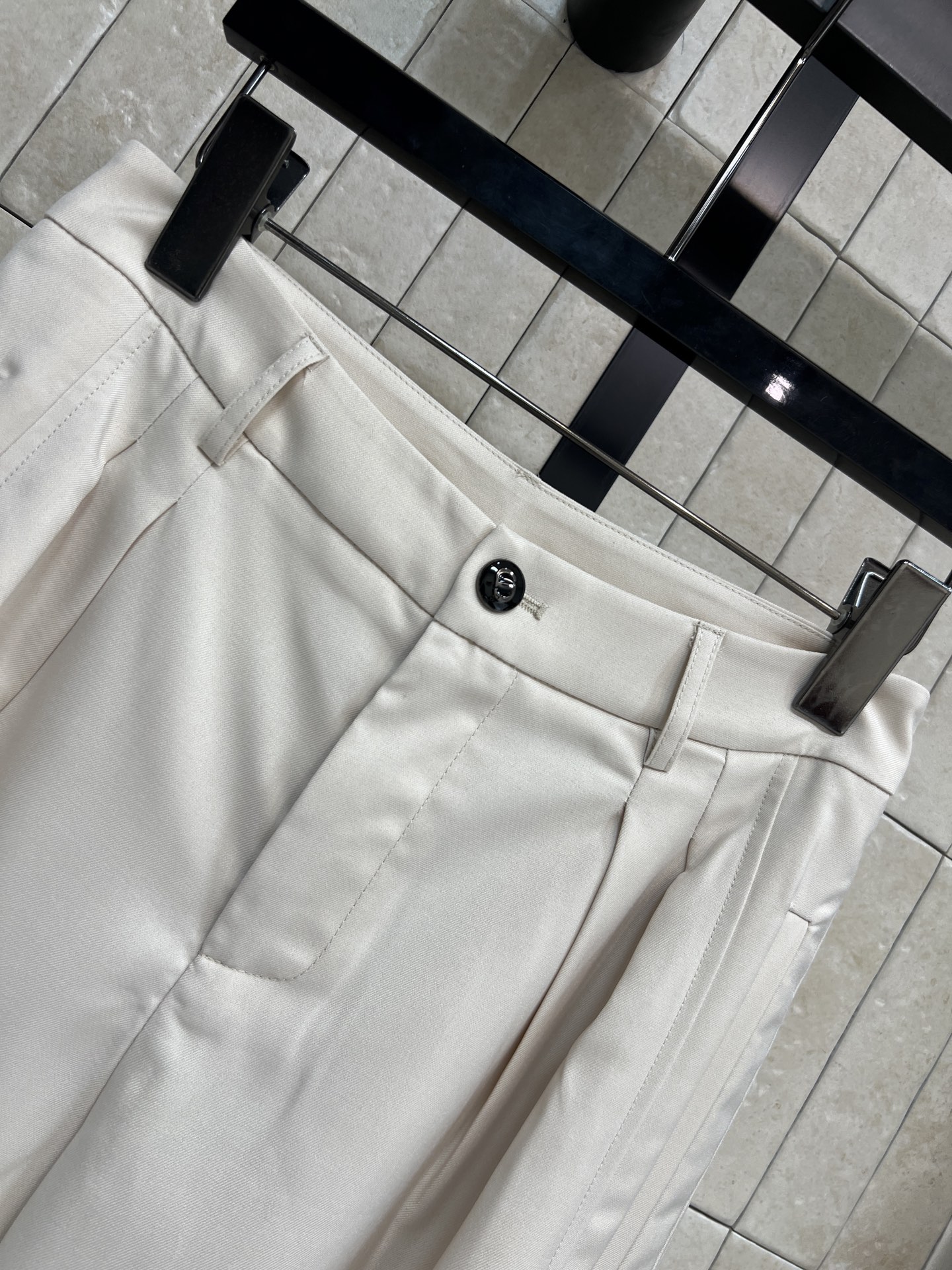 D家 26春夏新款 高腰休闲阔腿裤 宽松直筒版型 轻薄透气面料 裤身垂感满分 遮胯显瘦 侧边刺绣图案 细