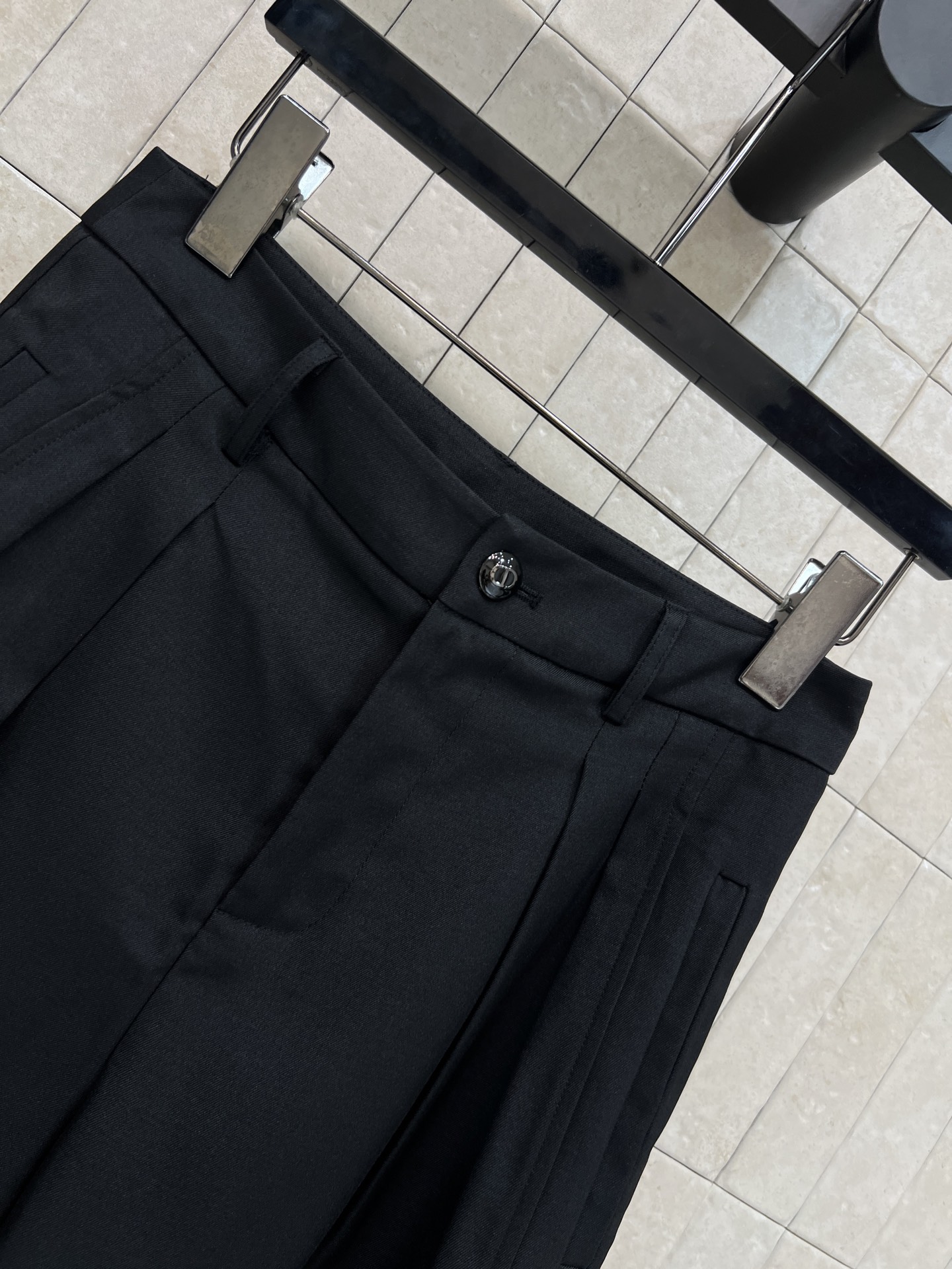 D家 26春夏新款 高腰休闲阔腿裤 宽松直筒版型 轻薄透气面料 裤身垂感满分 遮胯显瘦 侧边刺绣图案 细