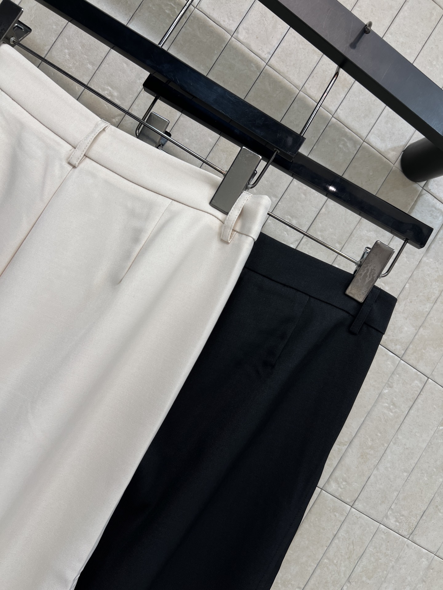 D家 26春夏新款 高腰休闲阔腿裤 宽松直筒版型 轻薄透气面料 裤身垂感满分 遮胯显瘦 侧边刺绣图案 细