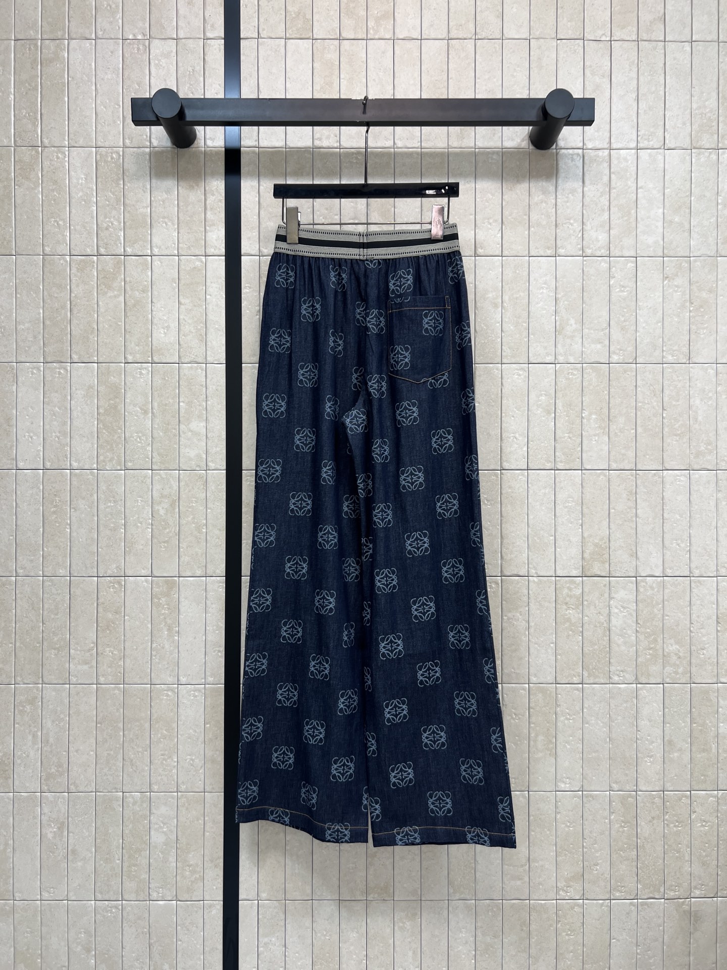 LW家 26春夏新款 满印阔腿裤​​ 采用高品质牛仔面料 宽松直筒版型 松紧腰设计 舒适又包容 满印图案