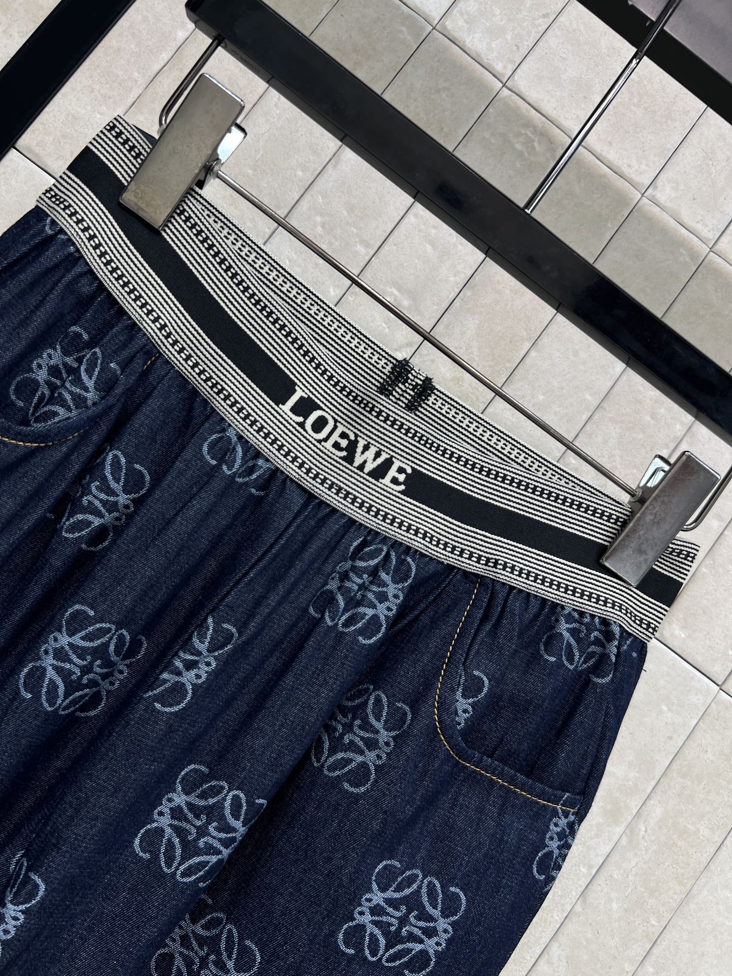 LW家 26春夏新款 满印阔腿裤​​ 采用高品质牛仔面料 宽松直筒版型 松紧腰设计 舒适又包容 满印图案