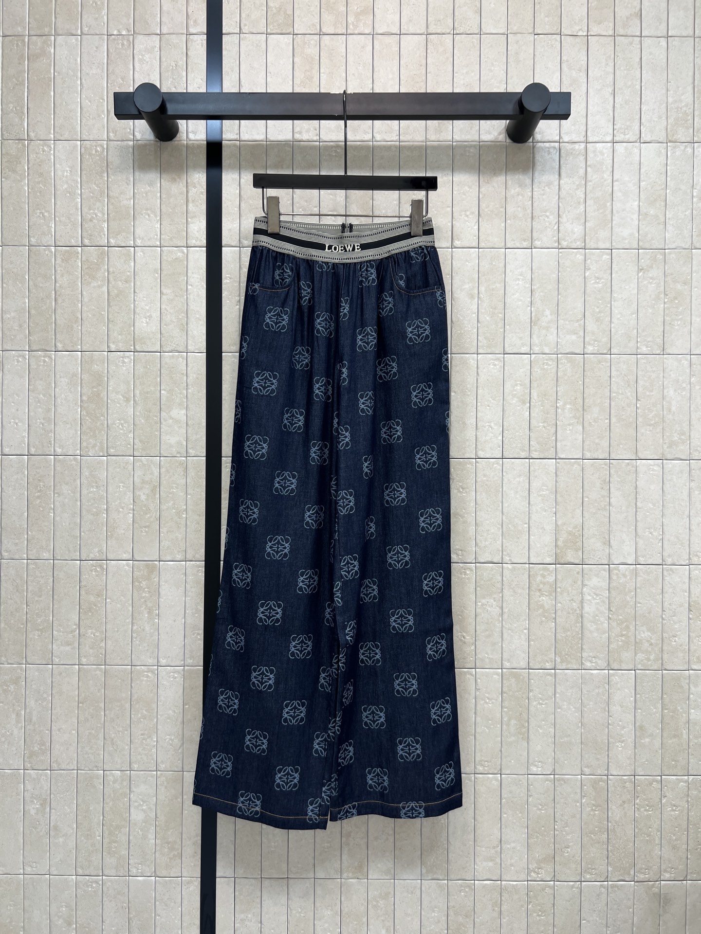 LW家 26春夏新款 满印阔腿裤​​ 采用高品质牛仔面料 宽松直筒版型 松紧腰设计 舒适又包容 满印图案