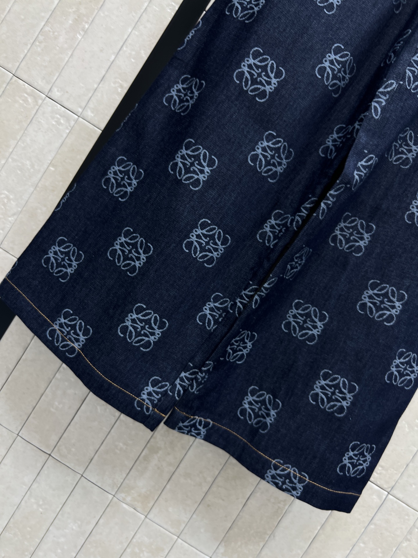 LW家 26春夏新款 满印阔腿裤​​ 采用高品质牛仔面料 宽松直筒版型 松紧腰设计 舒适又包容 满印图案