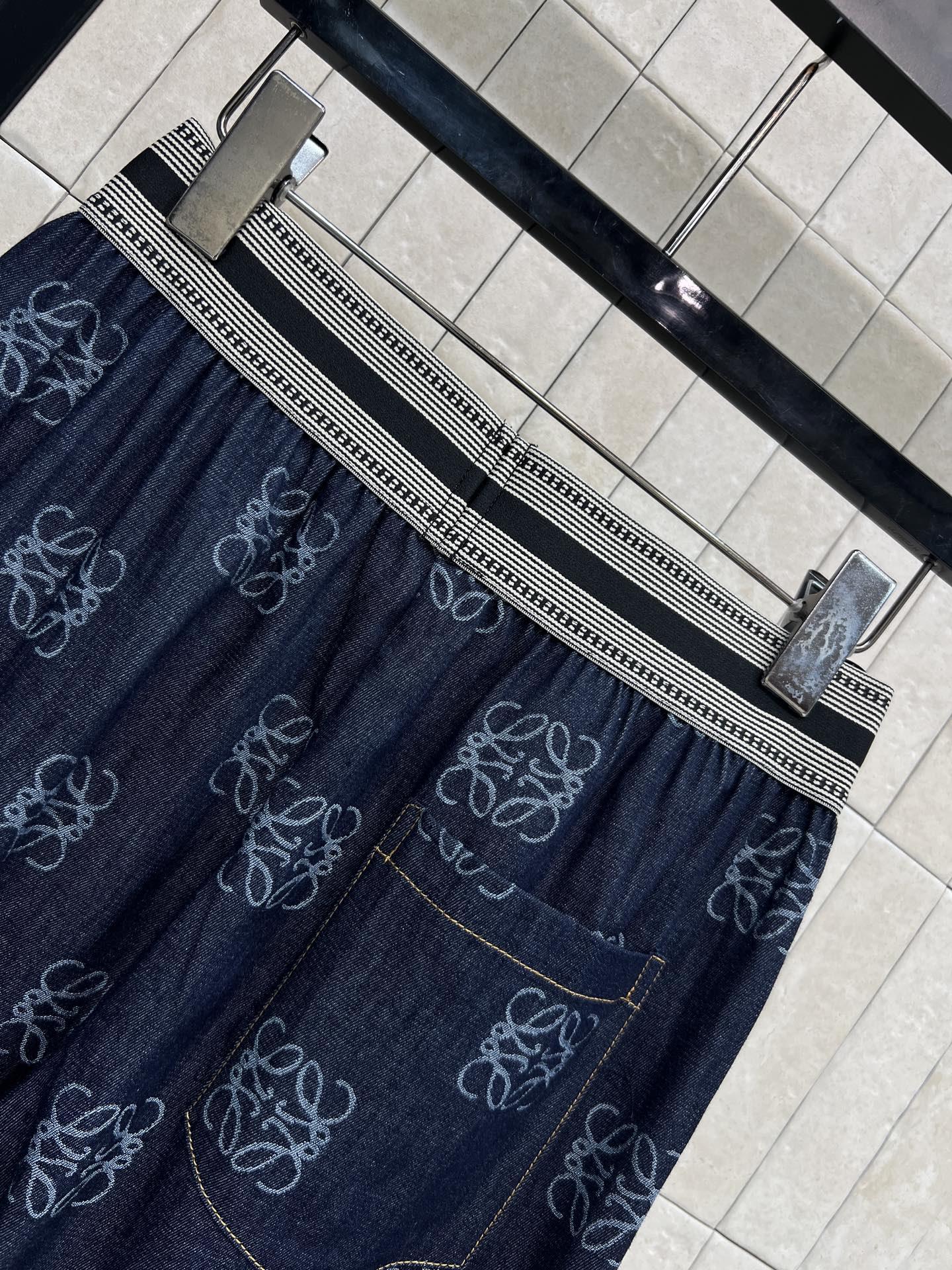 LW家 26春夏新款 满印阔腿裤​​ 采用高品质牛仔面料 宽松直筒版型 松紧腰设计 舒适又包容 满印图案