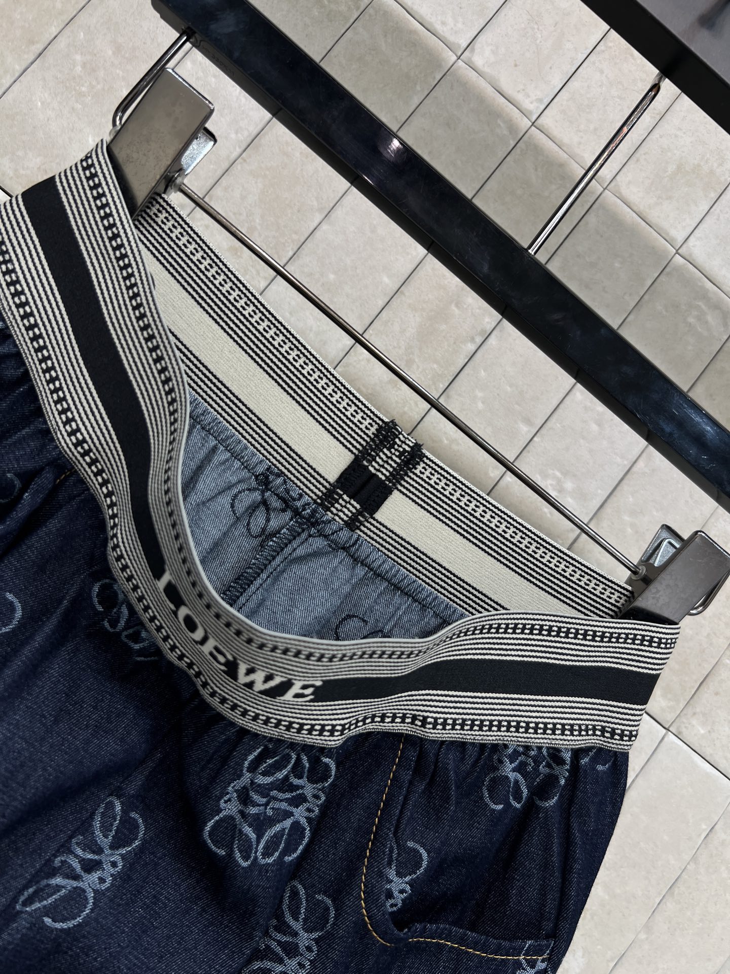 LW家 26春夏新款 满印阔腿裤​​ 采用高品质牛仔面料 宽松直筒版型 松紧腰设计 舒适又包容 满印图案