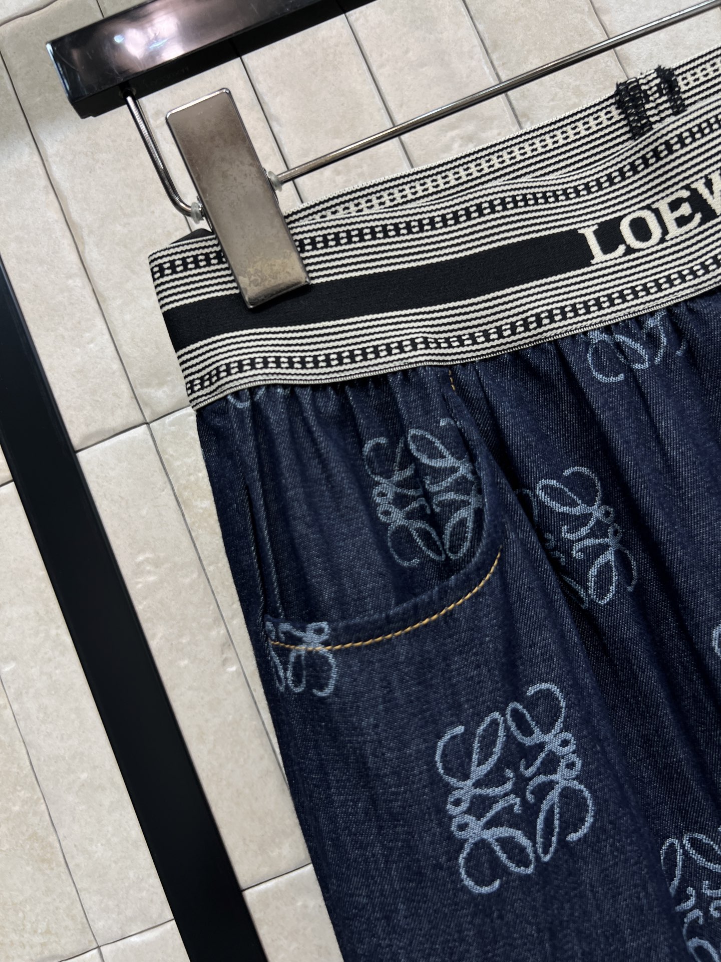 LW家 26春夏新款 满印阔腿裤​​ 采用高品质牛仔面料 宽松直筒版型 松紧腰设计 舒适又包容 满印图案