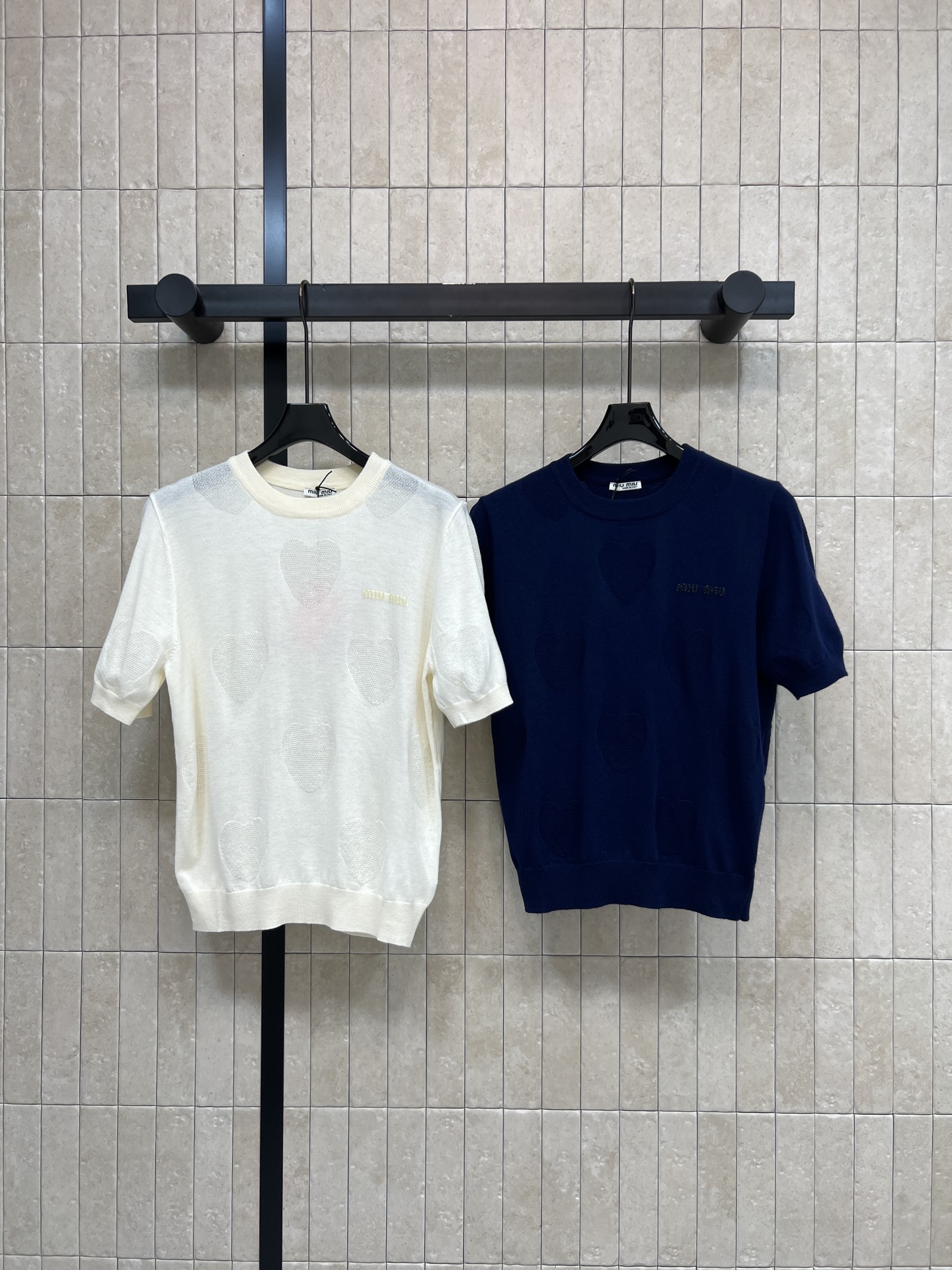 NO:805684,MIU Home 26 Spring and Summer New Style Hollow knitted short sleeves Made of soft wool knitted fabric Love hollow design is super layered Breathable and comfortable Round neck simple and versatile Suitable for daily wear or inner wear Cuffs and hem closed for a more stable fit Pair with jeans or skirts Easy to get casual and sweet style Two colors and three codes Size/S-M-L,,miumiu,skirts,jeans,T-shirt,19860909MIU家 26春夏新款 镂空针织短袖 采用柔软羊毛针织面料 爱心镂空设计超有层次感 透气又舒适 圆领简约百搭 日常穿搭或内搭都很合适 袖口和下摆收口 版型更稳 搭配牛仔裤或半身裙 轻松get休闲甜美风 两色三码Size/S-M-L,,miumiu,skirts,jeans,T-shirt,,Women's clothing