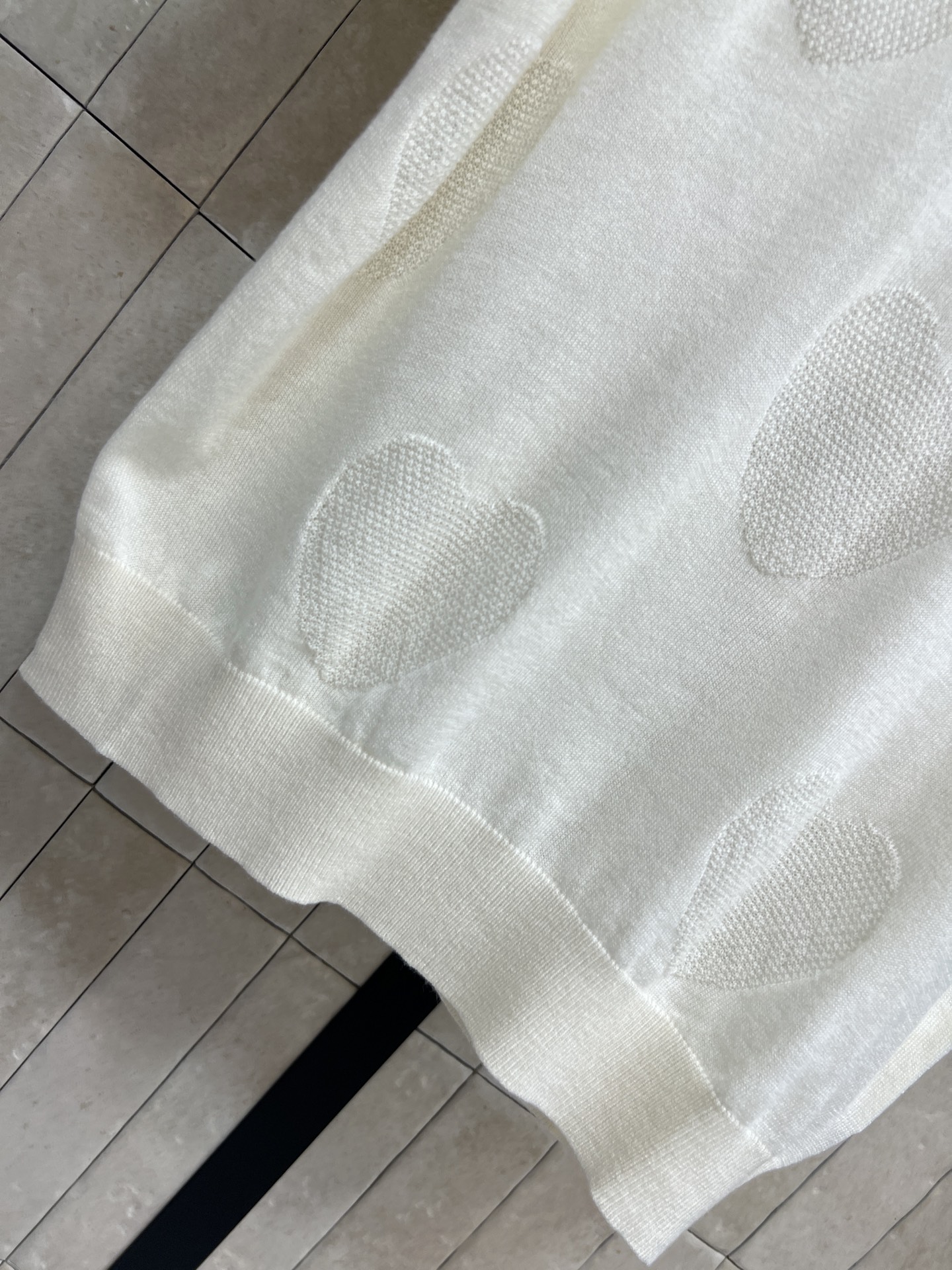 MIU家 26春夏新款 镂空针织短袖 采用柔软羊毛针织面料 爱心镂空设计超有层次感 透气又舒适 圆领简约