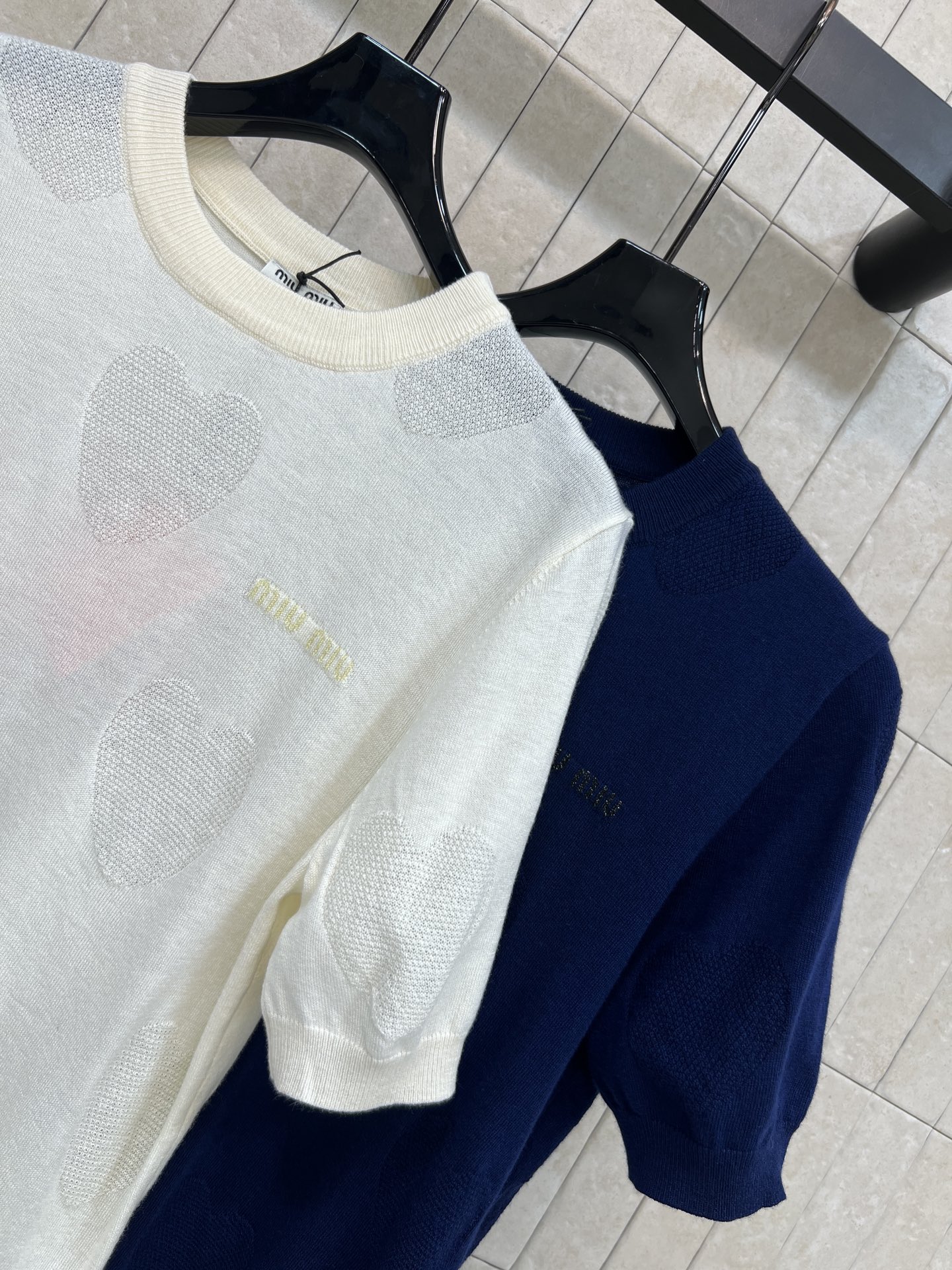 MIU家 26春夏新款 镂空针织短袖 采用柔软羊毛针织面料 爱心镂空设计超有层次感 透气又舒适 圆领简约