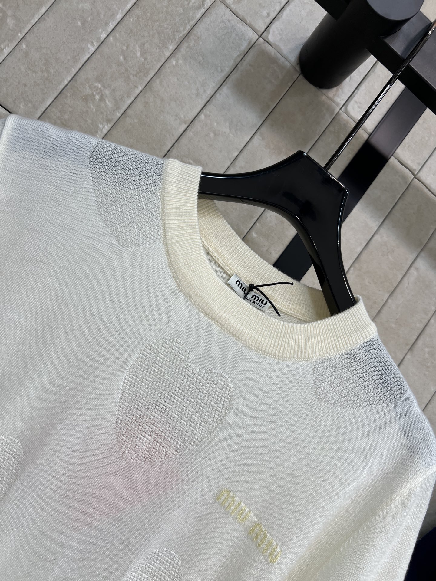 MIU家 26春夏新款 镂空针织短袖 采用柔软羊毛针织面料 爱心镂空设计超有层次感 透气又舒适 圆领简约