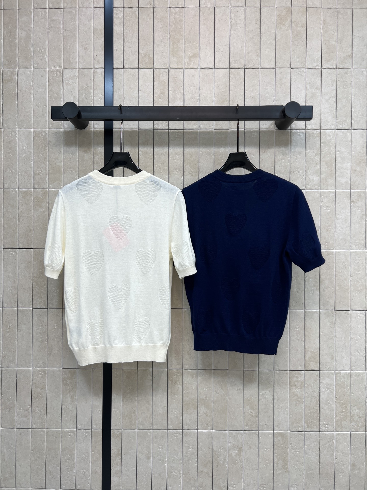 MIU家 26春夏新款 镂空针织短袖 采用柔软羊毛针织面料 爱心镂空设计超有层次感 透气又舒适 圆领简约