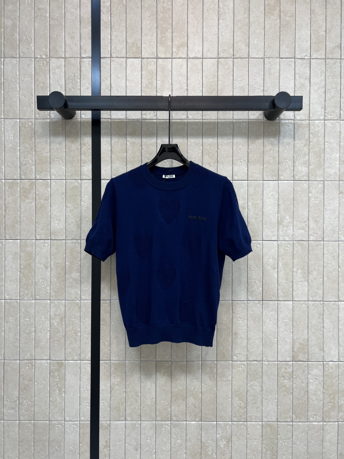 MIU家 26春夏新款 镂空针织短袖 采用柔软羊毛针织面料 爱心镂空设计超有层次感 透气又舒适 圆领简约