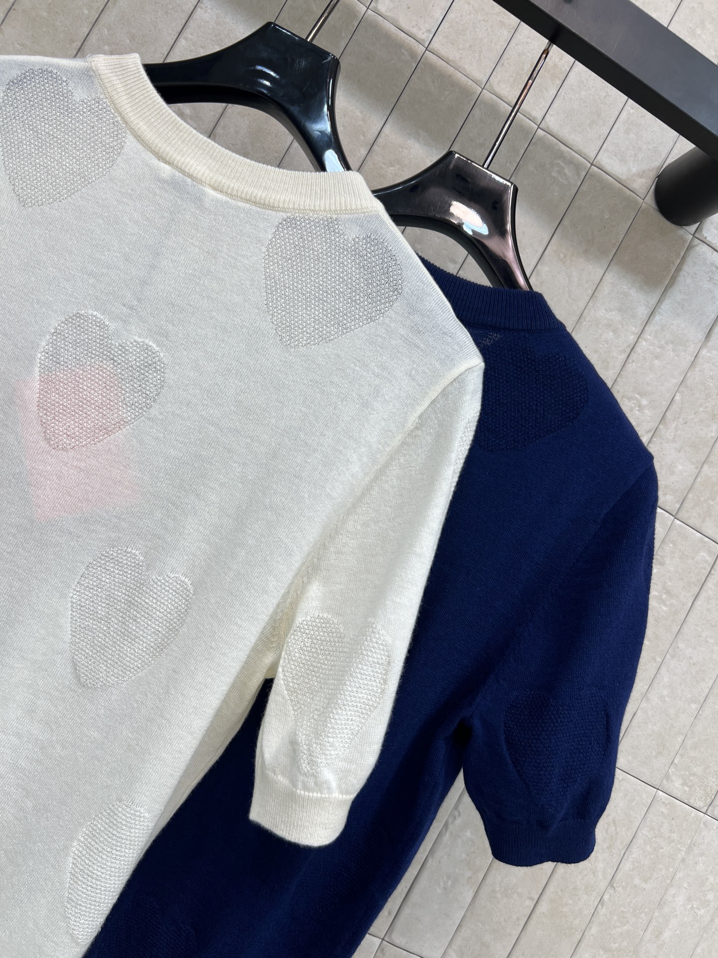 MIU家 26春夏新款 镂空针织短袖 采用柔软羊毛针织面料 爱心镂空设计超有层次感 透气又舒适 圆领简约