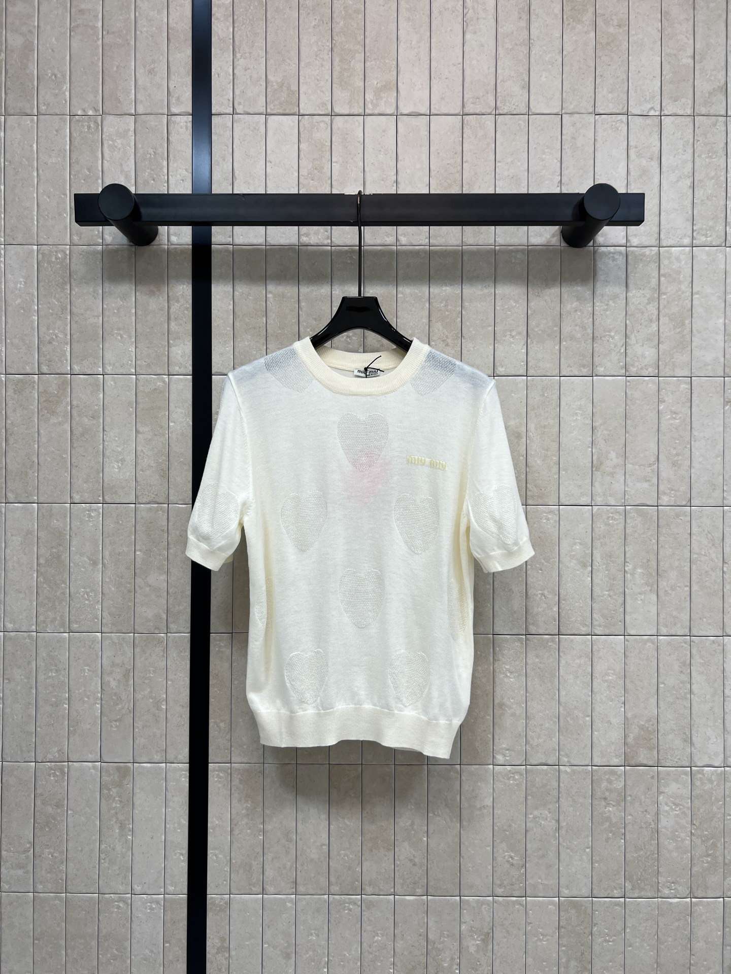 MIU家 26春夏新款 镂空针织短袖 采用柔软羊毛针织面料 爱心镂空设计超有层次感 透气又舒适 圆领简约