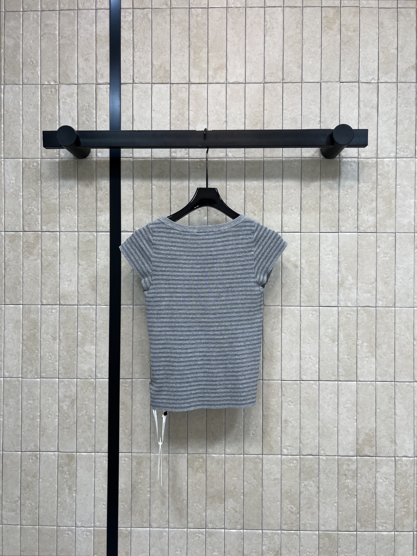 26春夏新款 条纹U领针织上衣 灰调条纹 柔软针织面料 透气又舒适 U领设计修饰肩颈线条 收腰版型显瘦显