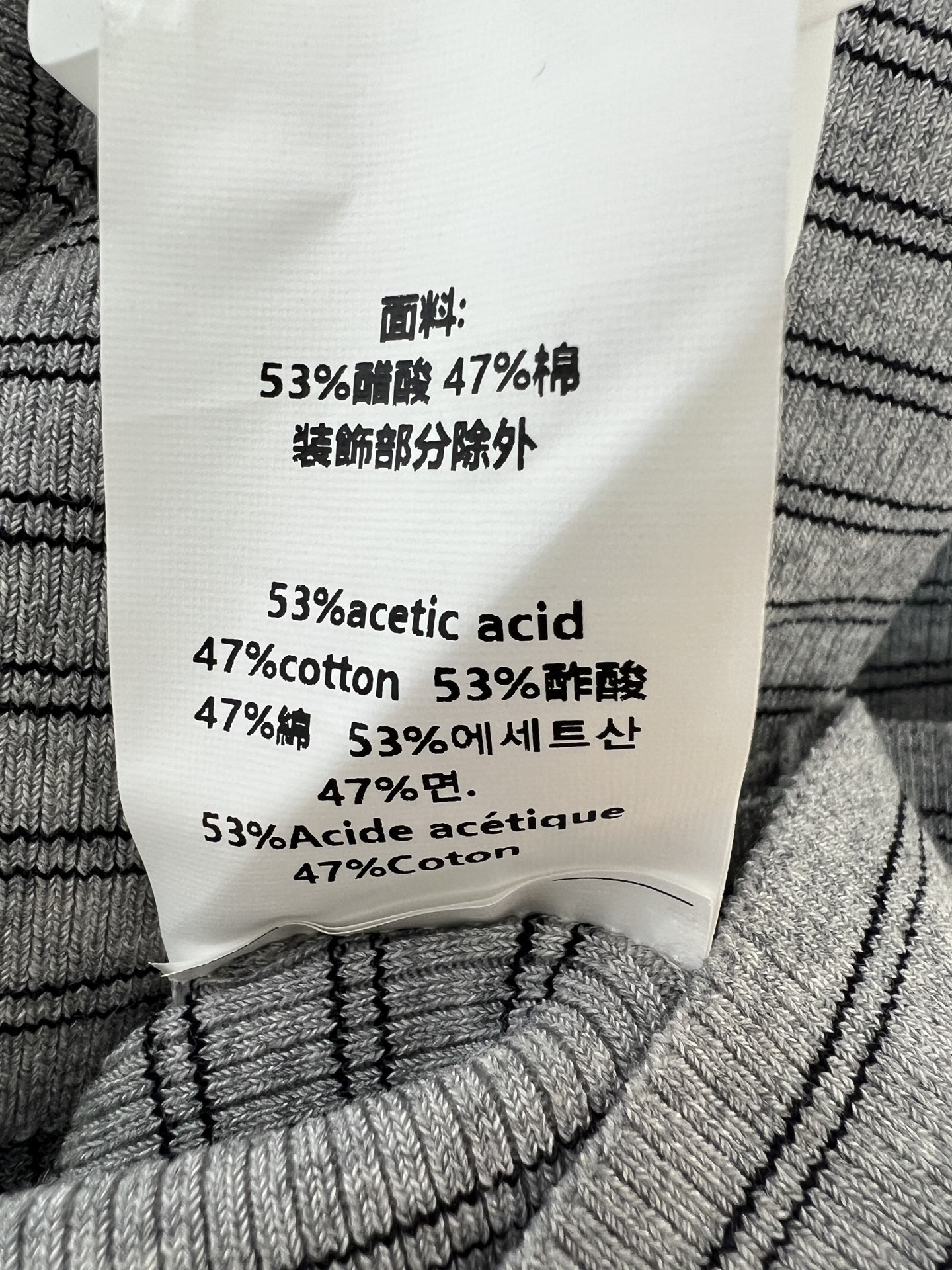 26春夏新款 条纹U领针织上衣 灰调条纹 柔软针织面料 透气又舒适 U领设计修饰肩颈线条 收腰版型显瘦显