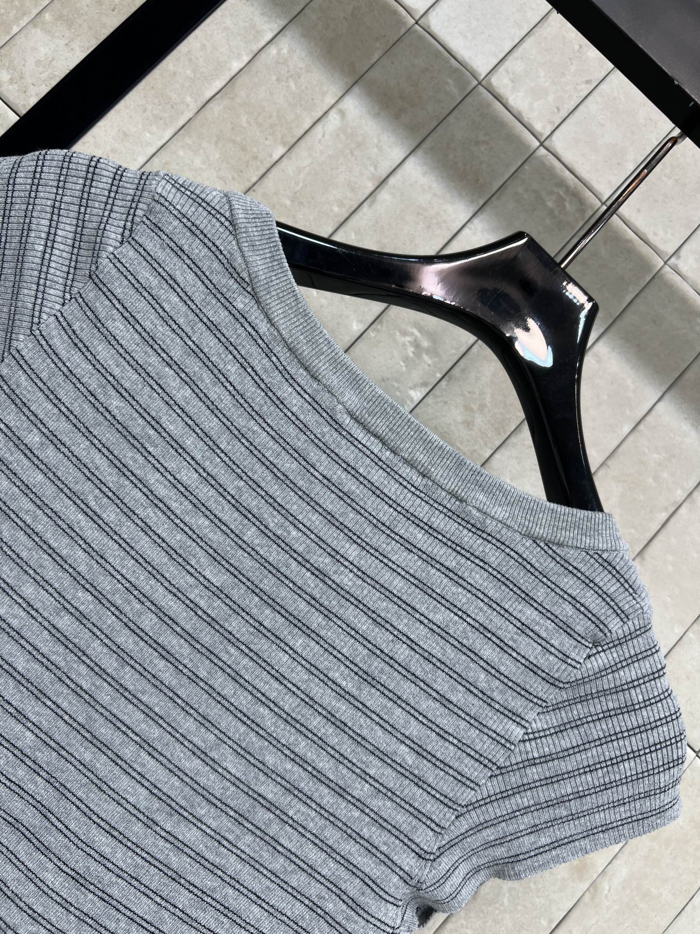 26春夏新款 条纹U领针织上衣 灰调条纹 柔软针织面料 透气又舒适 U领设计修饰肩颈线条 收腰版型显瘦显