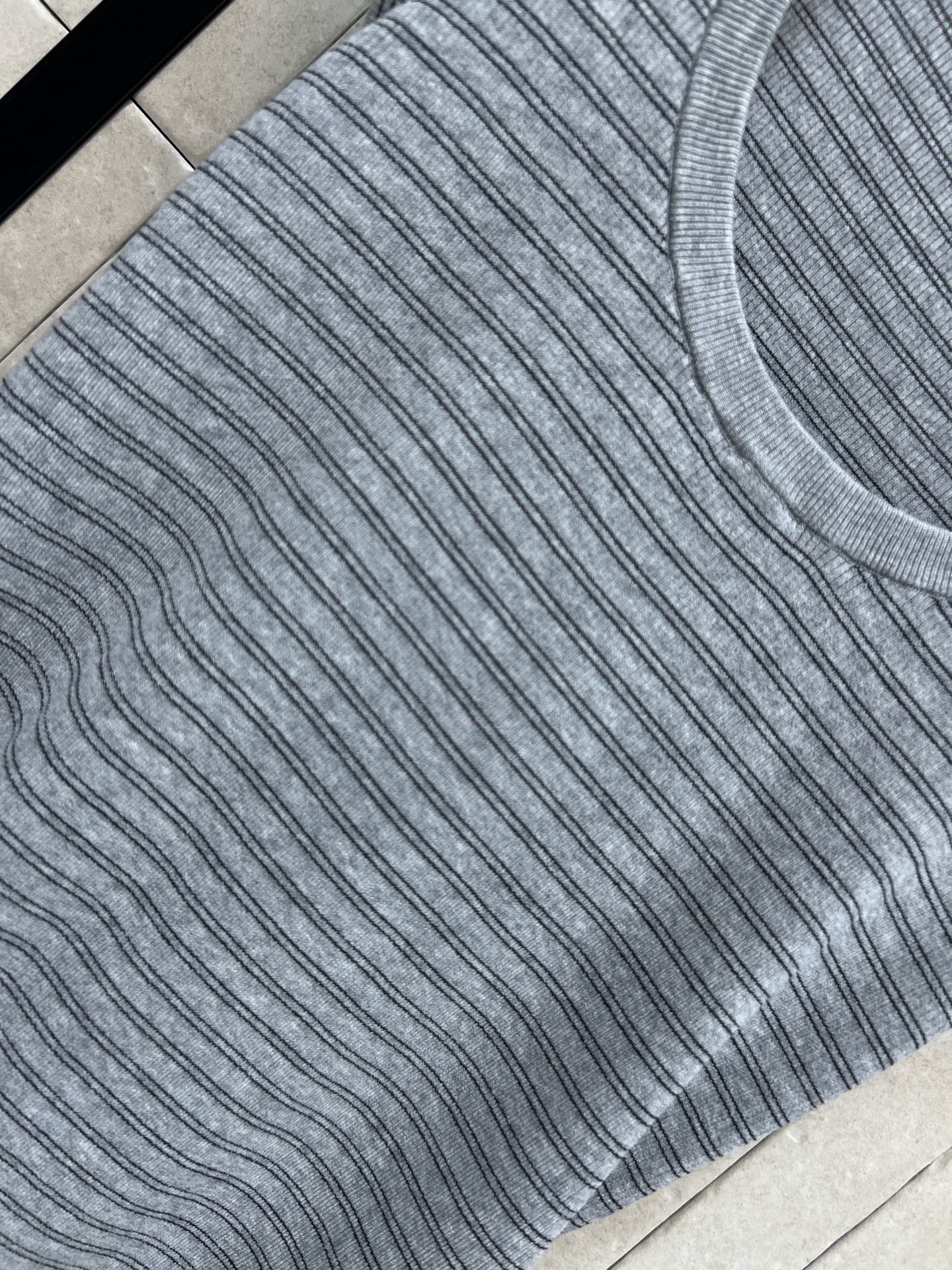 26春夏新款 条纹U领针织上衣 灰调条纹 柔软针织面料 透气又舒适 U领设计修饰肩颈线条 收腰版型显瘦显