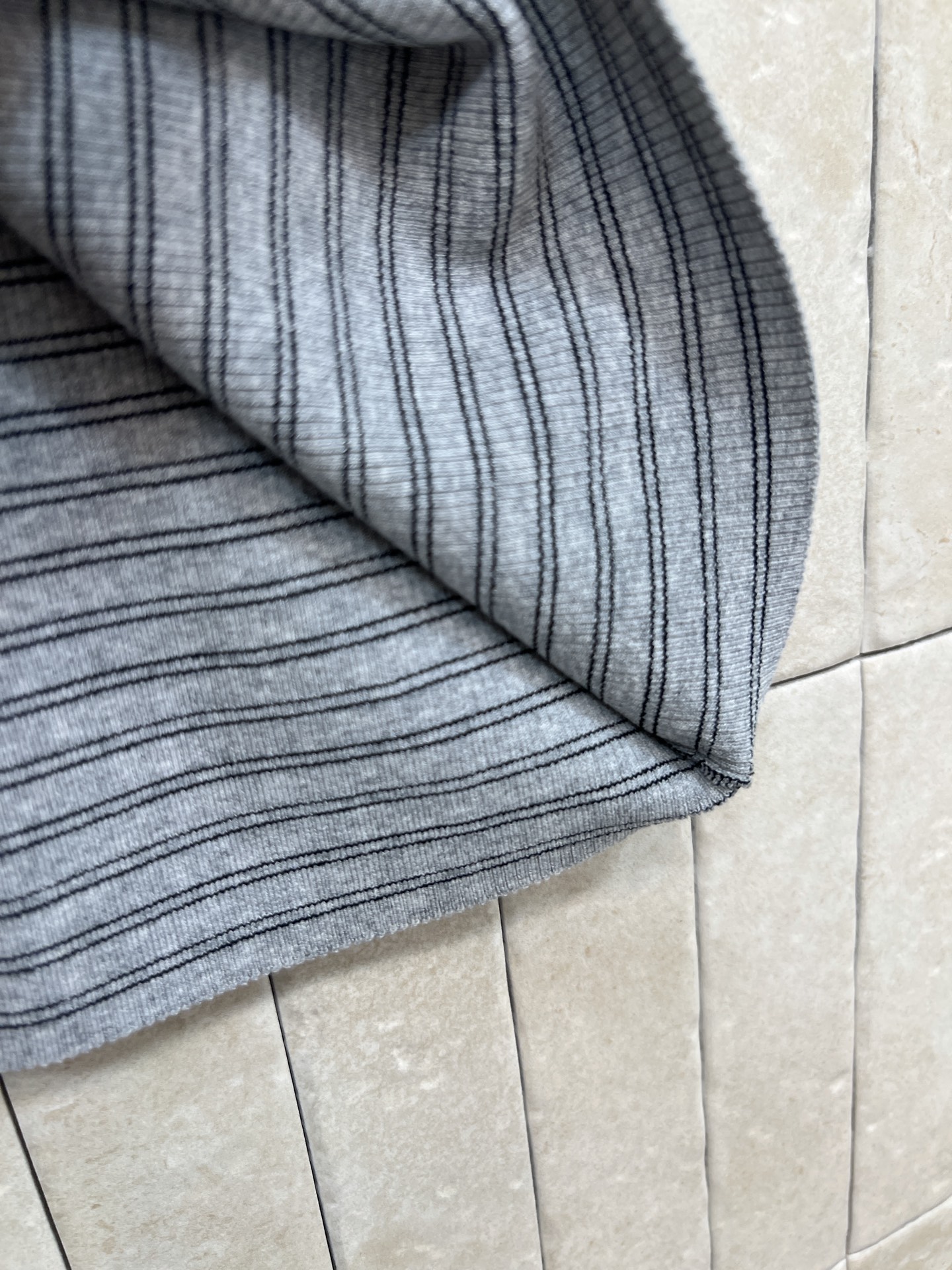 26春夏新款 条纹U领针织上衣 灰调条纹 柔软针织面料 透气又舒适 U领设计修饰肩颈线条 收腰版型显瘦显