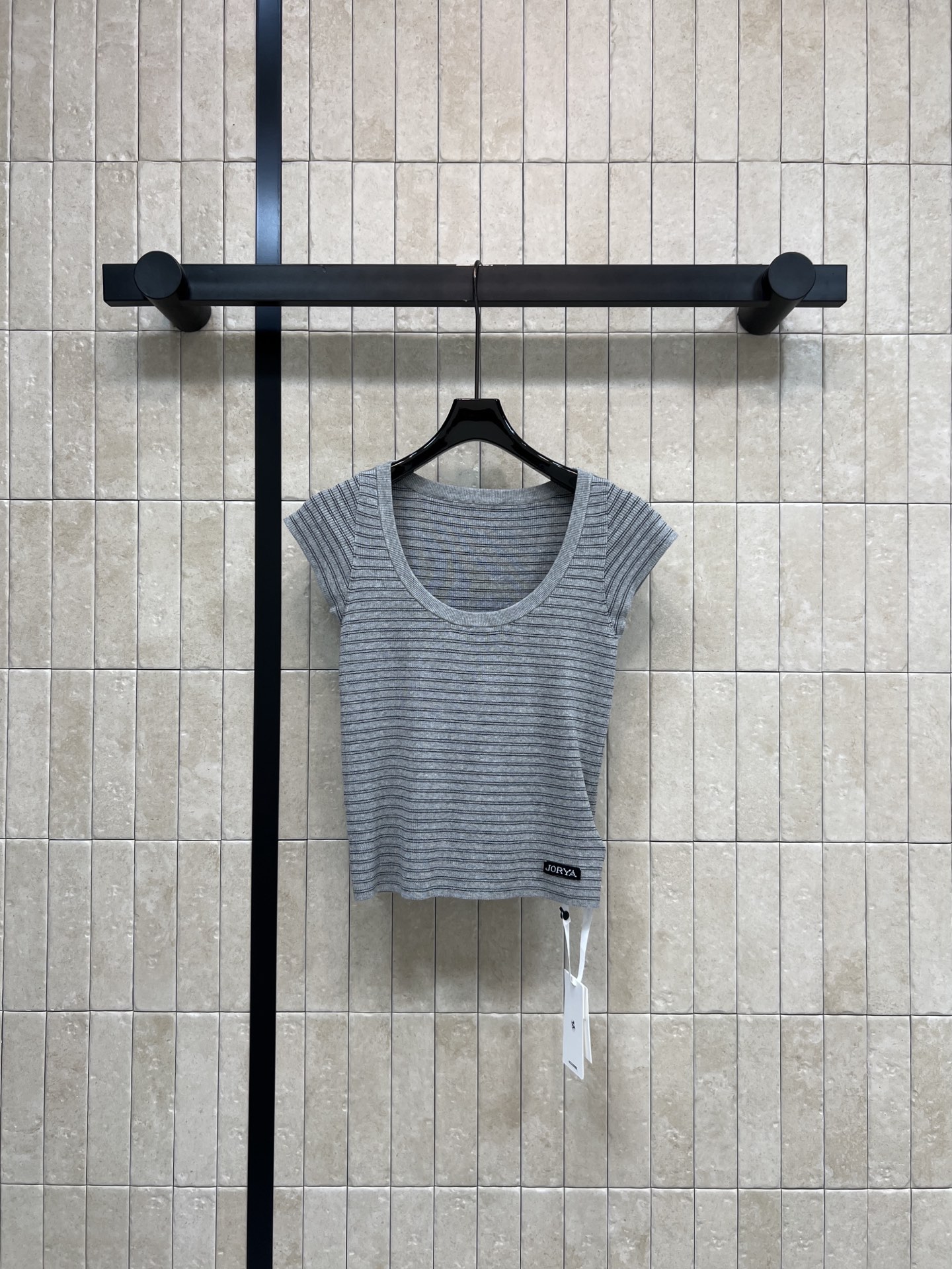 26春夏新款 条纹U领针织上衣 灰调条纹 柔软针织面料 透气又舒适 U领设计修饰肩颈线条 收腰版型显瘦显