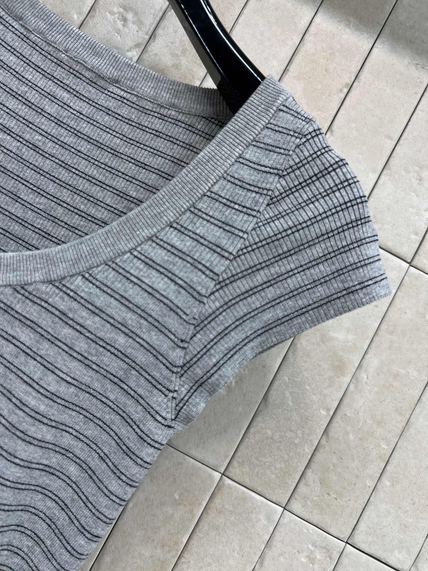 26春夏新款 条纹U领针织上衣 灰调条纹 柔软针织面料 透气又舒适 U领设计修饰肩颈线条 收腰版型显瘦显