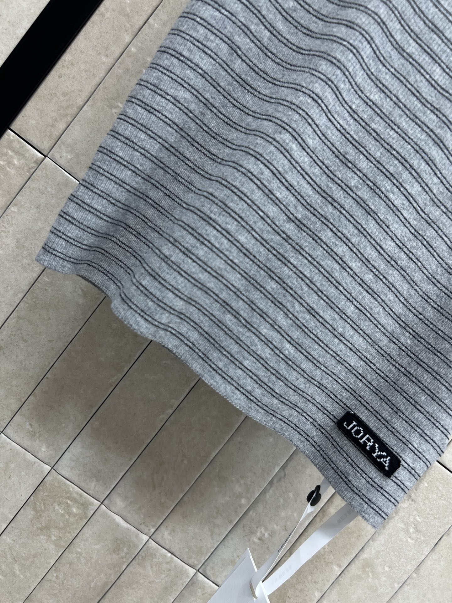 26春夏新款 条纹U领针织上衣 灰调条纹 柔软针织面料 透气又舒适 U领设计修饰肩颈线条 收腰版型显瘦显