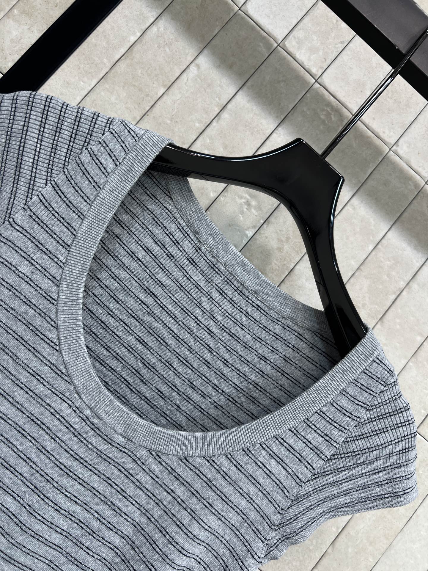 26春夏新款 条纹U领针织上衣 灰调条纹 柔软针织面料 透气又舒适 U领设计修饰肩颈线条 收腰版型显瘦显