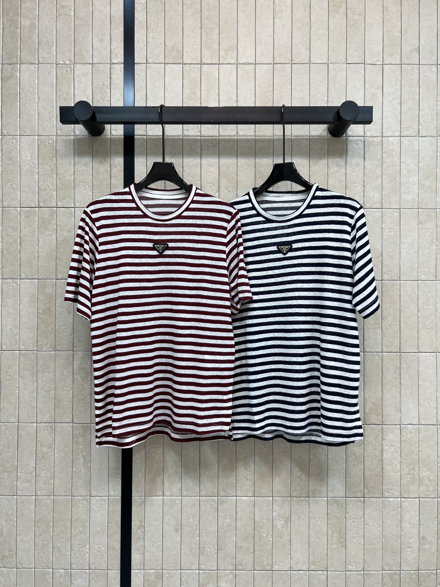 PD家 26春夏新款 条纹短袖T恤 面料材质柔软透气 经典条纹+金属三角标 低调又有辨识度 宽松版型不挑