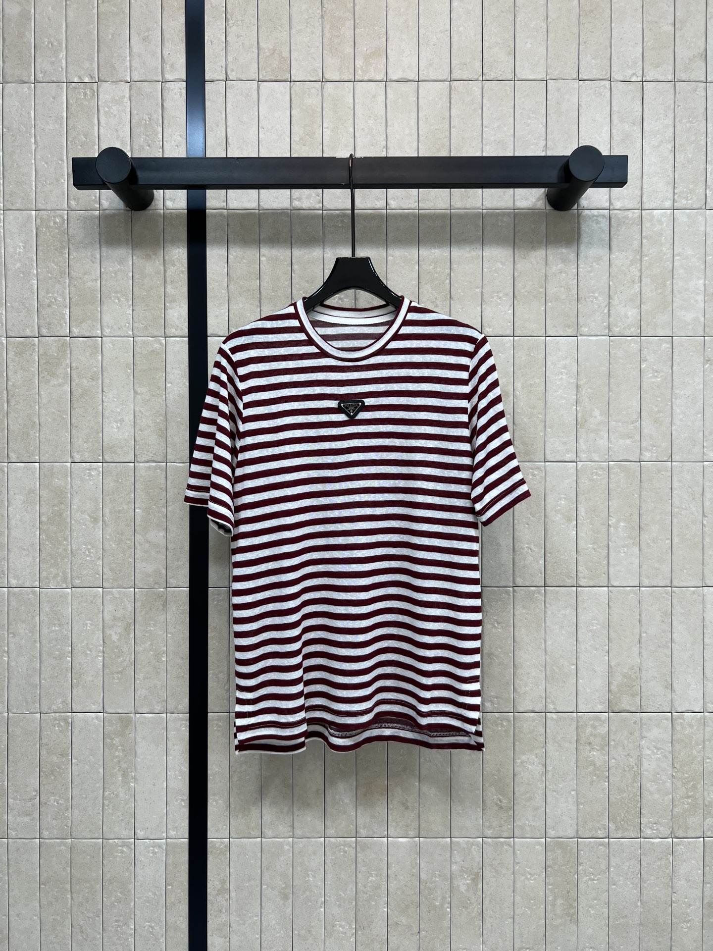 PD家 26春夏新款 条纹短袖T恤 面料材质柔软透气 经典条纹+金属三角标 低调又有辨识度 宽松版型不挑
