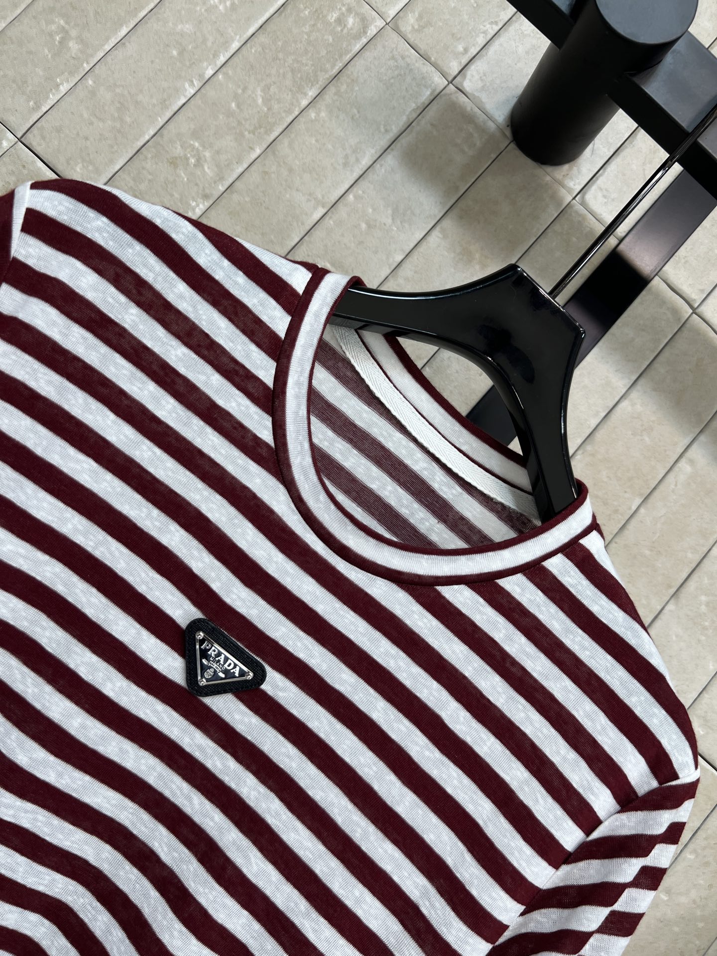 PD家 26春夏新款 条纹短袖T恤 面料材质柔软透气 经典条纹+金属三角标 低调又有辨识度 宽松版型不挑