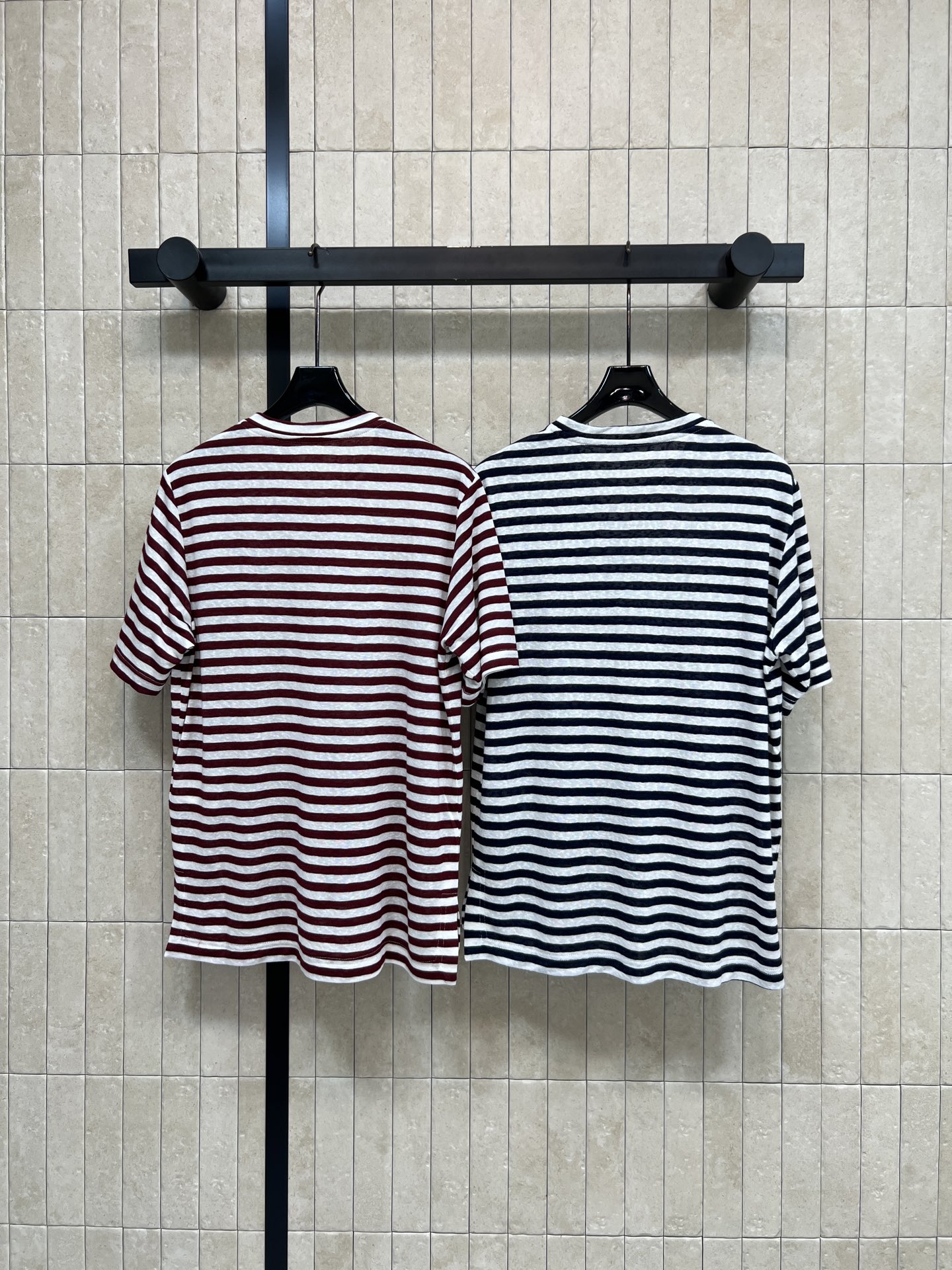 PD家 26春夏新款 条纹短袖T恤 面料材质柔软透气 经典条纹+金属三角标 低调又有辨识度 宽松版型不挑