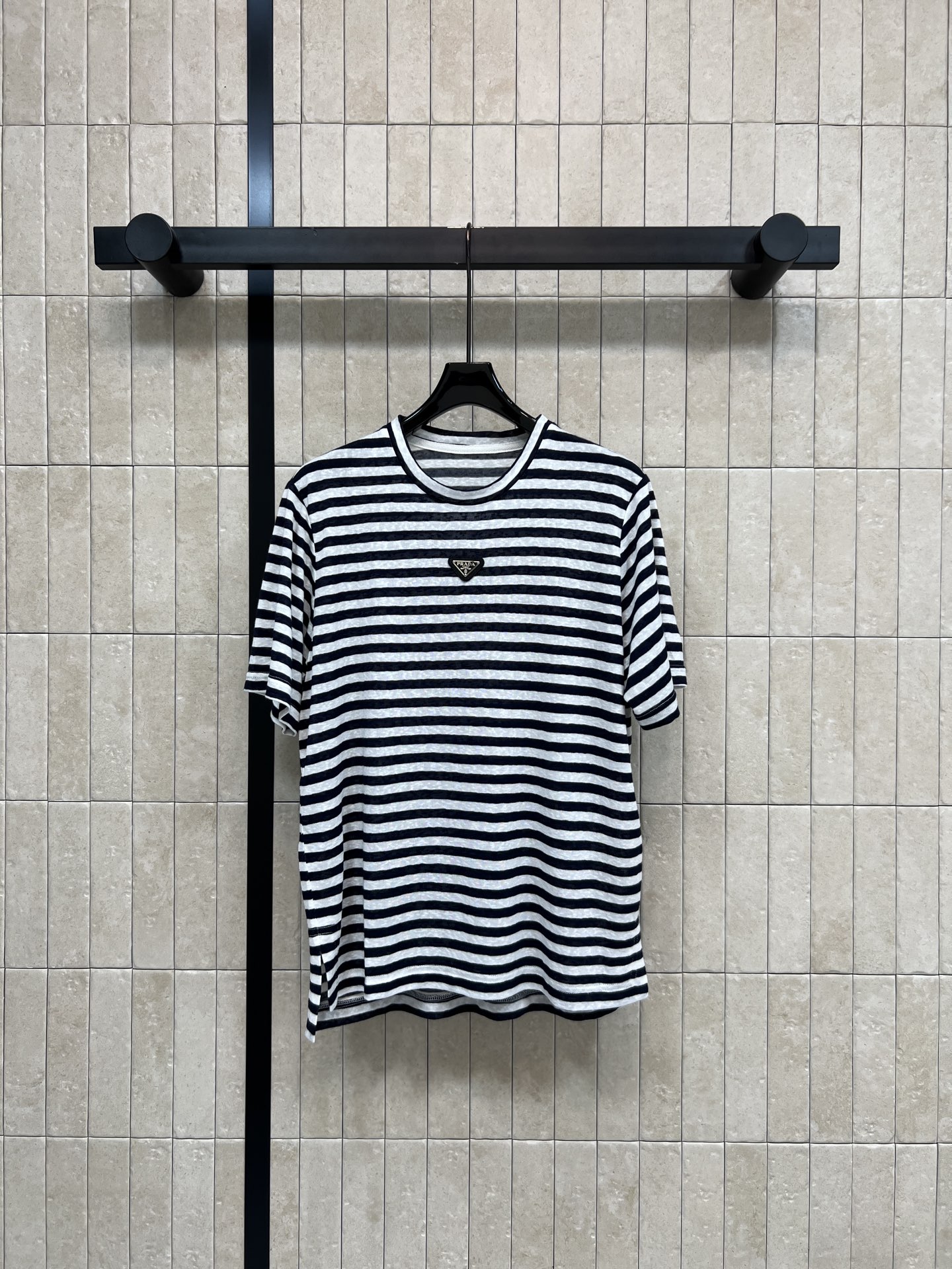 PD家 26春夏新款 条纹短袖T恤 面料材质柔软透气 经典条纹+金属三角标 低调又有辨识度 宽松版型不挑