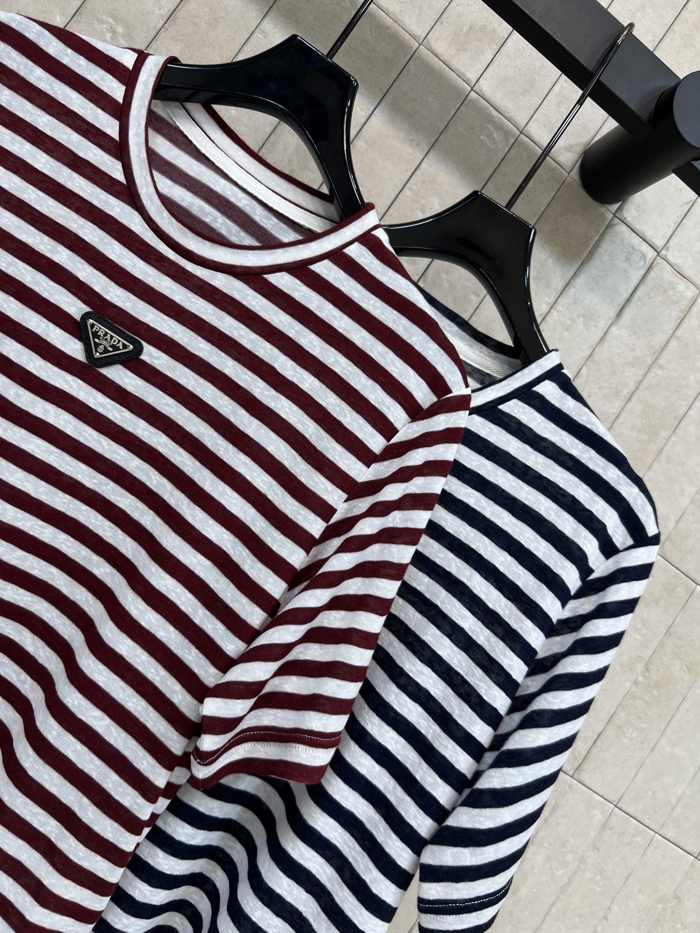 PD家 26春夏新款 条纹短袖T恤 面料材质柔软透气 经典条纹+金属三角标 低调又有辨识度 宽松版型不挑