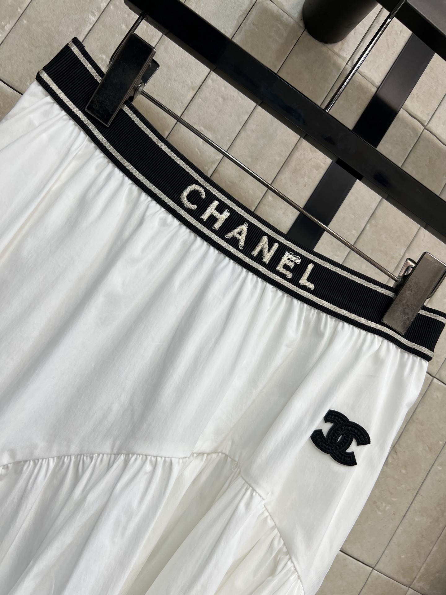 C家 26春夏新款 腰头撞色半身裙 高腰A字版型 轻薄棉质面料超透气 腰部黑色织带 裙身Logo刺绣 细