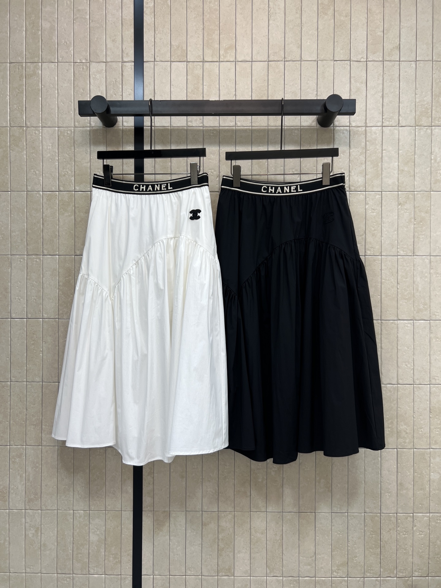 C家 26春夏新款 腰头撞色半身裙 高腰A字版型 轻薄棉质面料超透气 腰部黑色织带 裙身Logo刺绣 细