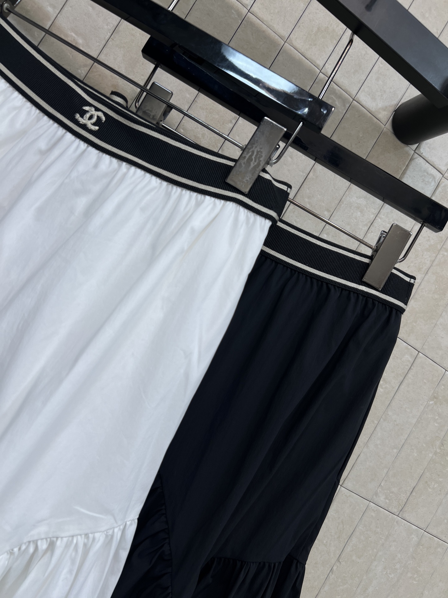 C家 26春夏新款 腰头撞色半身裙 高腰A字版型 轻薄棉质面料超透气 腰部黑色织带 裙身Logo刺绣 细